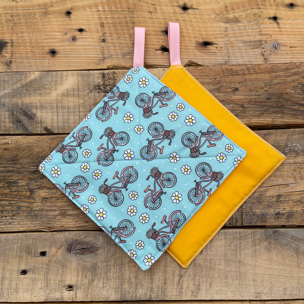 Handgemachte Topflappen mit Fahrraddesign und rosa Aufhängeschlaufe , Küchenhelfer aus deinem Krämerladen