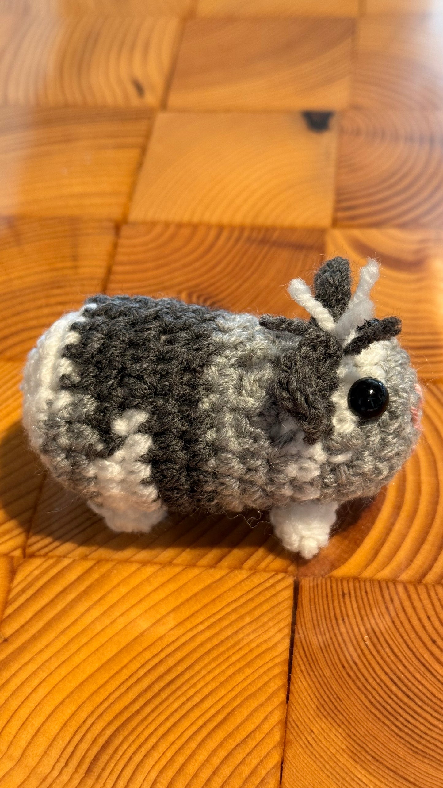 Gehäkeltes Meerschweinchen im Amigurumi-Stil von Hand gefertigt Schwarz-grau-weiß