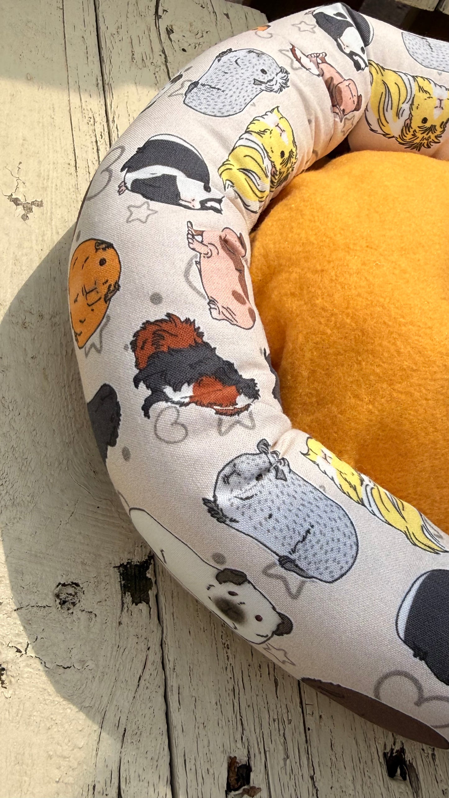 Handgefertigter Kuscheldonut für Meerschweinchen mit Meerschweine Motiv, weiches Kuschelbett für Kleintiere, gemütlicher Schlafplatz aus Dein Krämerladen.