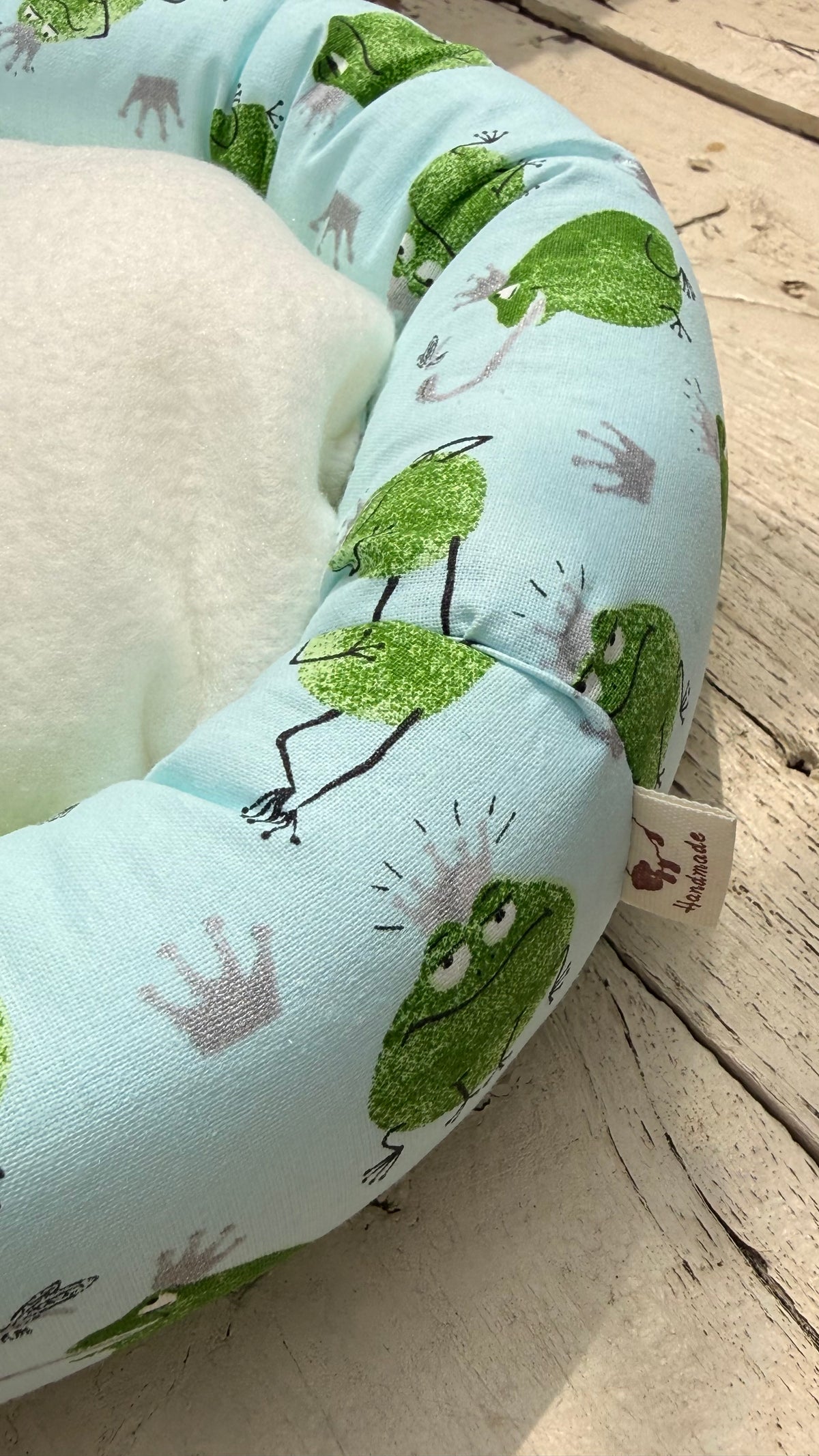 Handgefertigter Kuscheldonut für Meerschweinchen mit Frosch Motiv, weiches Kuschelbett für Kleintiere, gemütlicher Schlafplatz aus Dein Krämerladen.