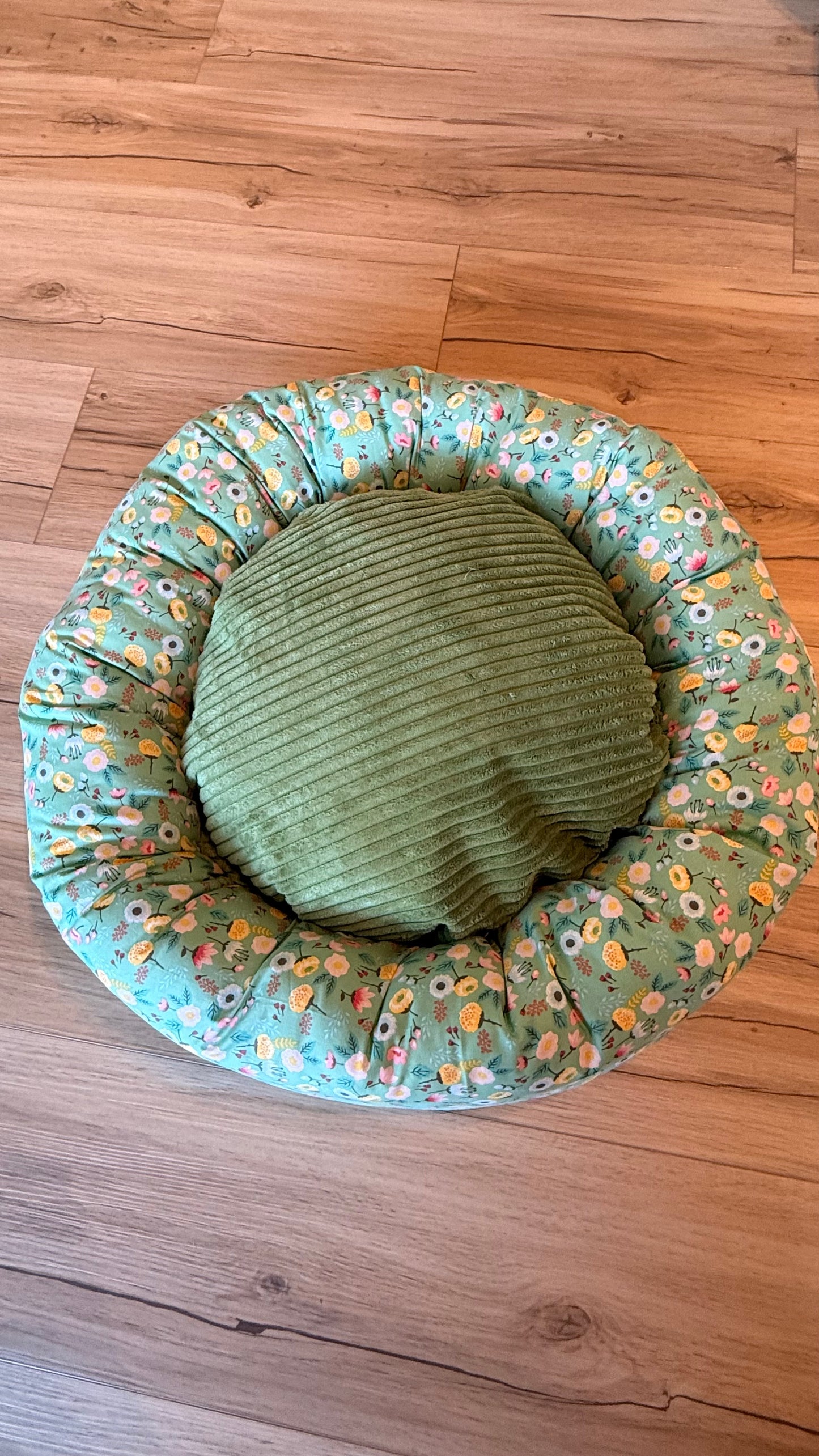 Handgefertigter Kuscheldonut für Hunde und Katzen, 63 cm Durchmesser, florales Design mit 38 cm Innenkissen, gemütliches Haustierbett aus Dein Krämerladen.