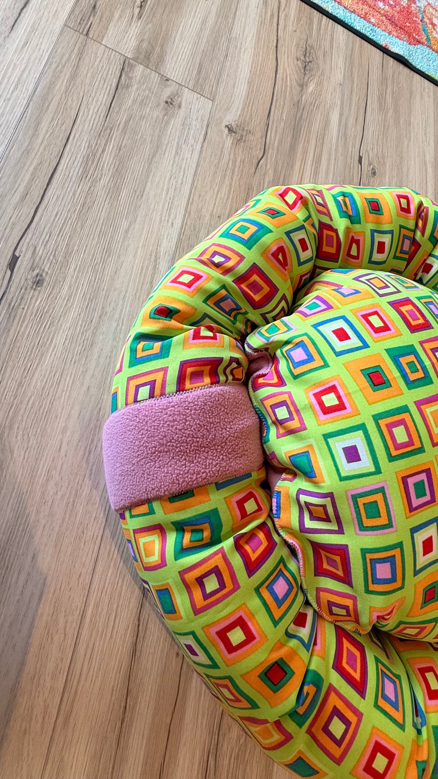 Handgefertigter Kuscheldonut für Hunde und Katzen, 63 cm Durchmesser, Karos Design mit 38 cm Innenkissen, gemütliches Haustierbett aus Dein Krämerladen.