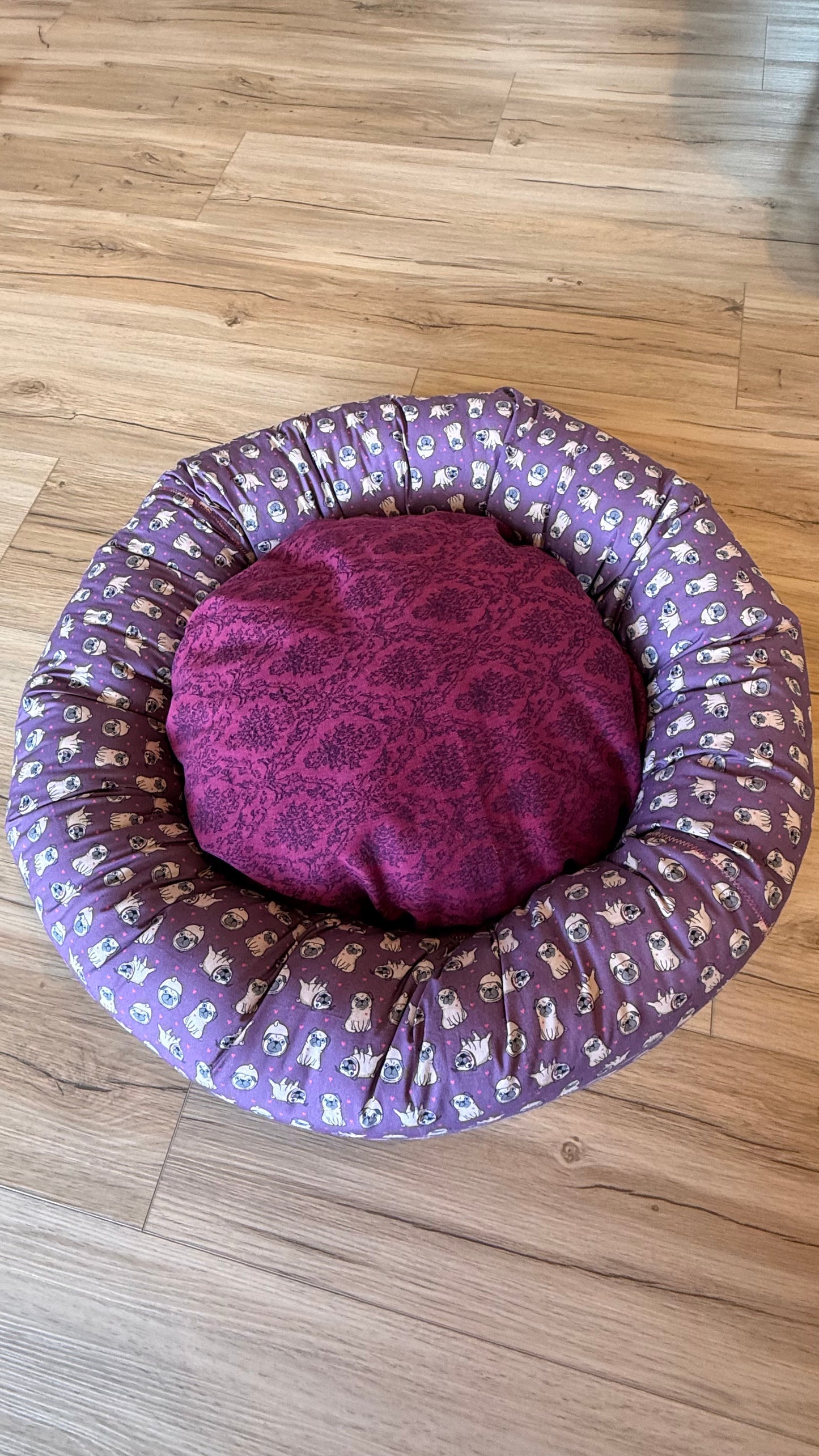 Handgefertigter Kuscheldonut für Hunde und Katzen, 63 cm Durchmesser,Mops Design mit 38 cm Innenkissen, gemütliches Haustierbett aus Dein Krämerladen.