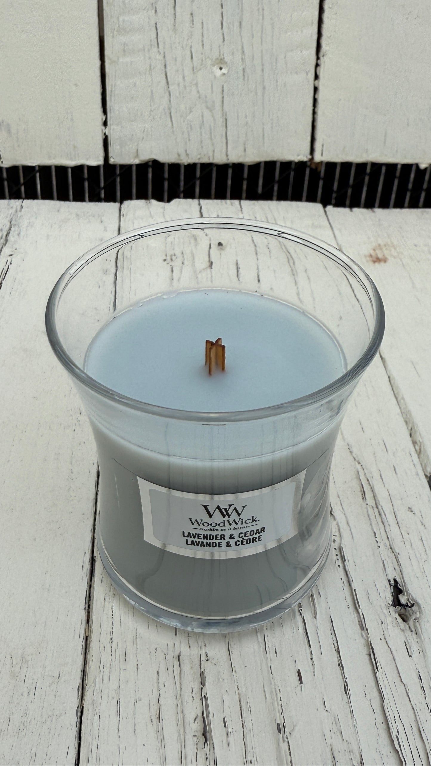 WoodWick Duftkerze Lavender & Cedar im kleinen Glas.