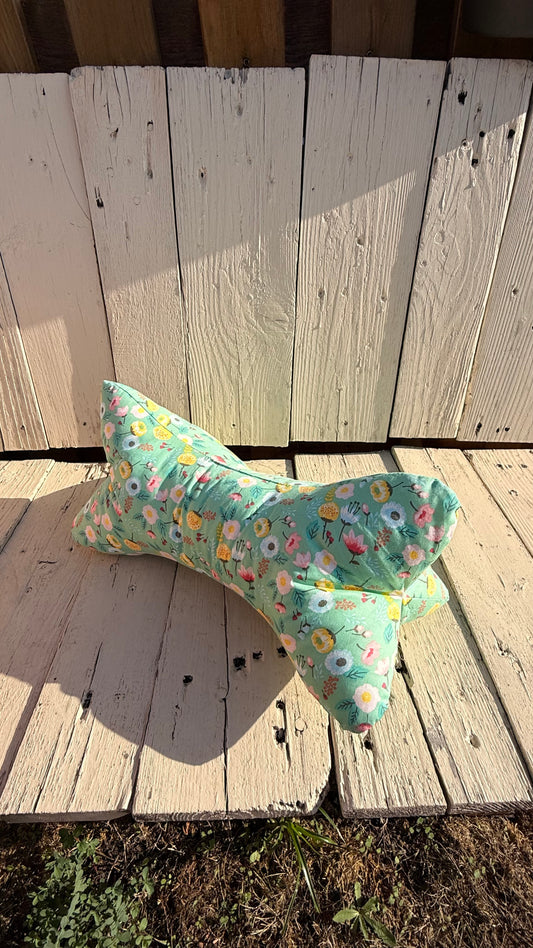 Handgefertigter Leseknochen als Nackenkissen, hellgrüner Baumwollstoff mit buntem Blumen- und Blütenmuster, gemütliches Kuschelkissen aus Dein Krämerladen."