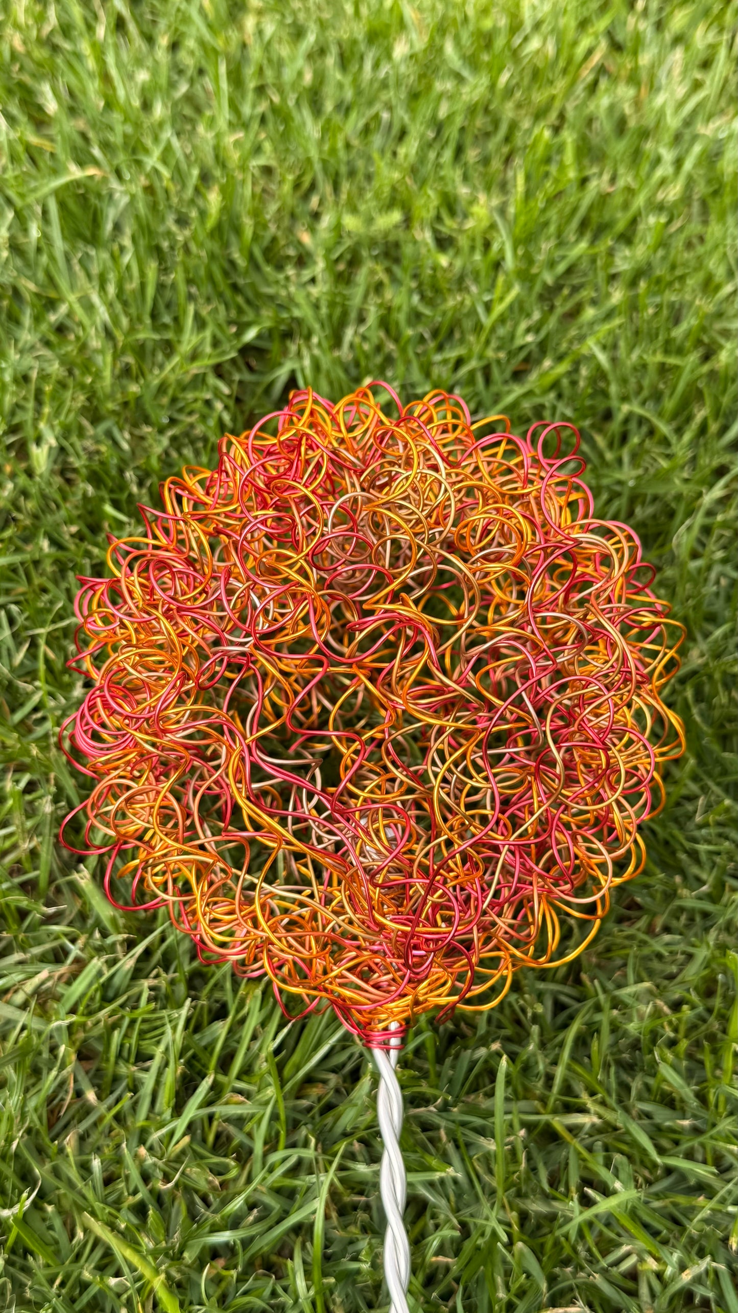 Handgemachte Allium-Drahtblüte – Einzigartige Metalldekoration für Haus & Garten Regenbogen Orange-rot
