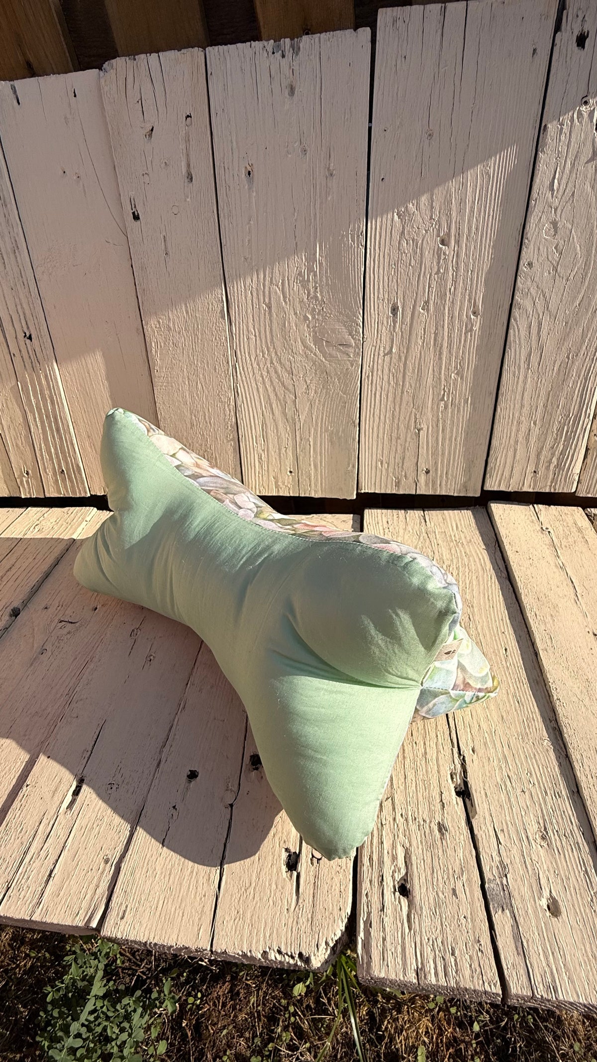 Handgefertigter Leseknochen als Nackenkissen, hellgrüner Baumwollstoff mit buntem Sukkulentenmuster, gemütliches Kuschelkissen aus Dein Krämerladen."