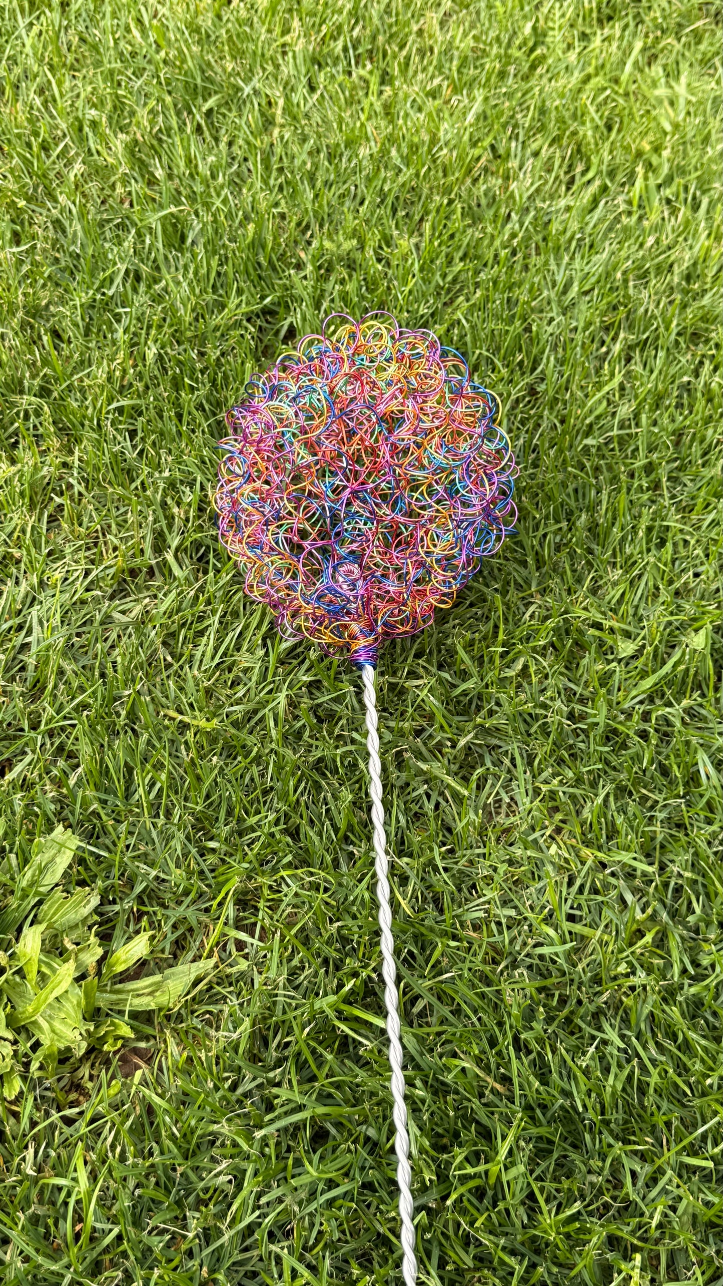 Handgemachte Allium-Drahtblüte – Einzigartige Metalldekoration für Haus & Garten Regenbogen