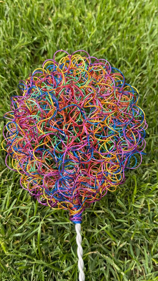 Handgemachte Allium-Drahtblüte – Einzigartige Metalldekoration für Haus & Garten Regenbogen