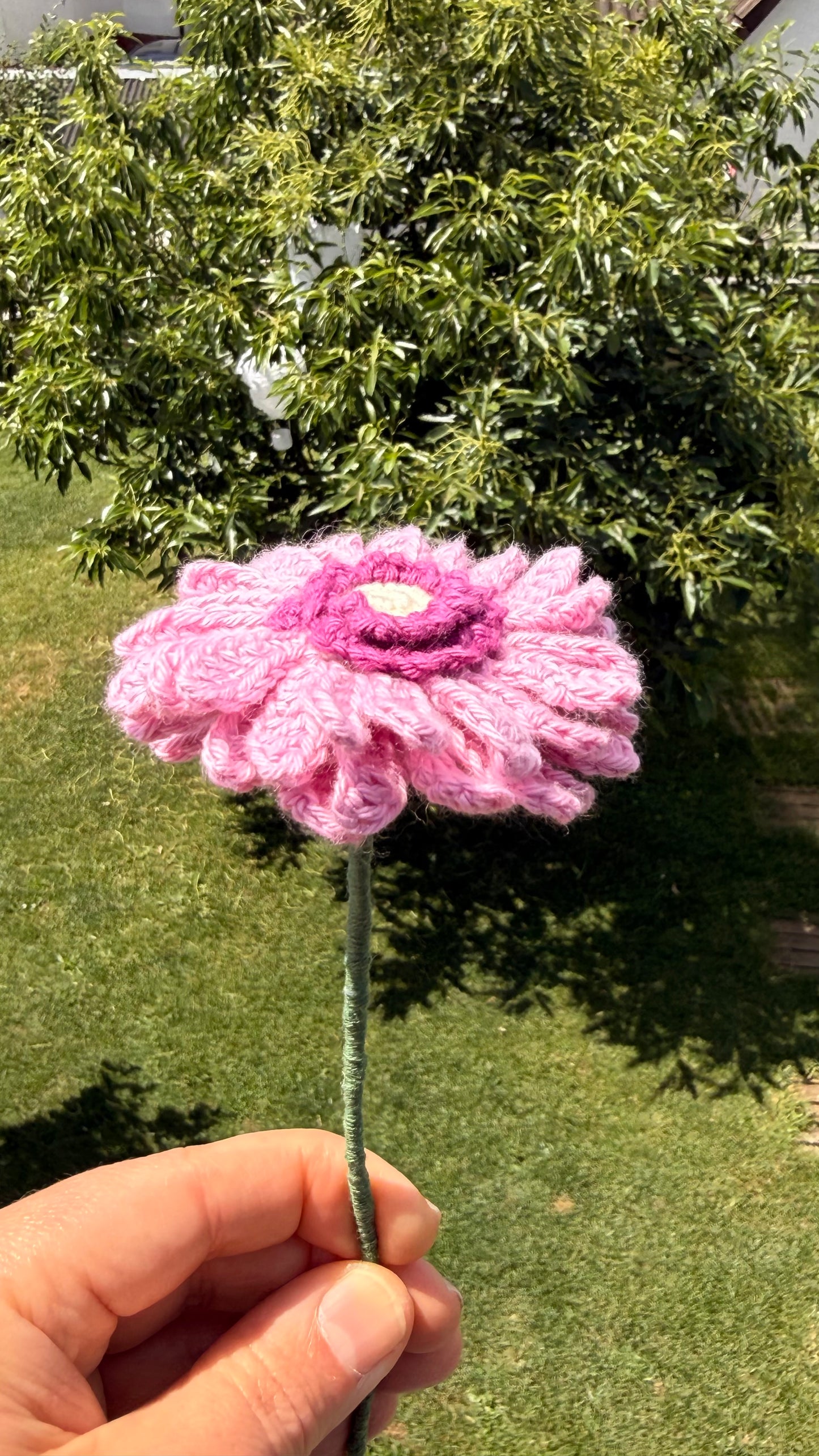 Detailaufnahme einer handgehäkelten Gerbera, hochwertige Häkelkunst als nachhaltiges Geschenk, handgemacht im Krämerladen-Stil.