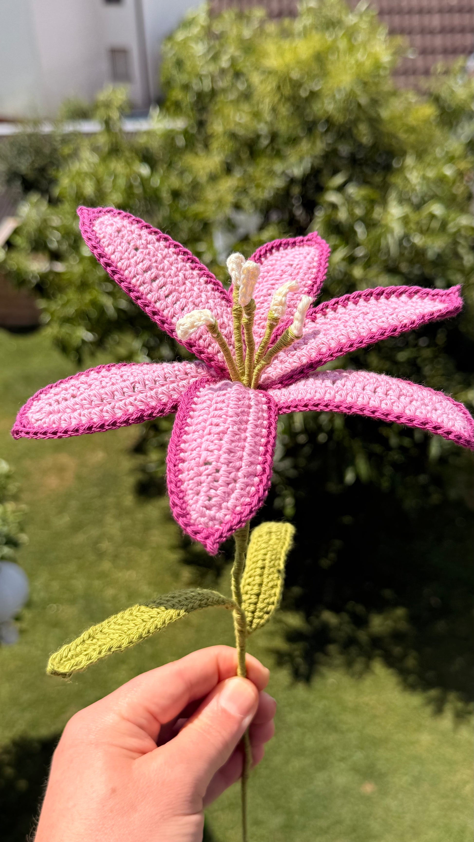 Handgehäkelte rosa Lilie, handgefertigte Kunstblume von Edeltrud, nachhaltige Dekoration