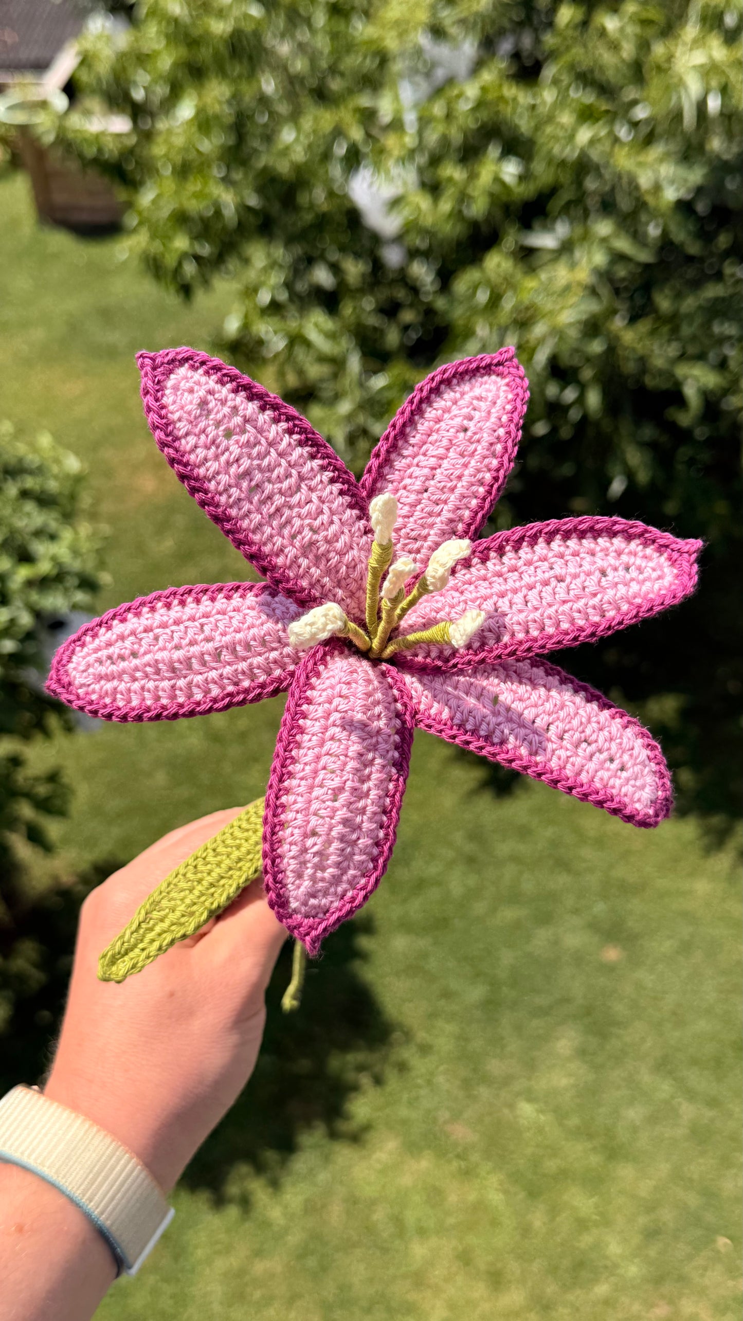 Handgehäkelte rosa Lilie, handgefertigte Kunstblume von Edeltrud, nachhaltige Dekoration