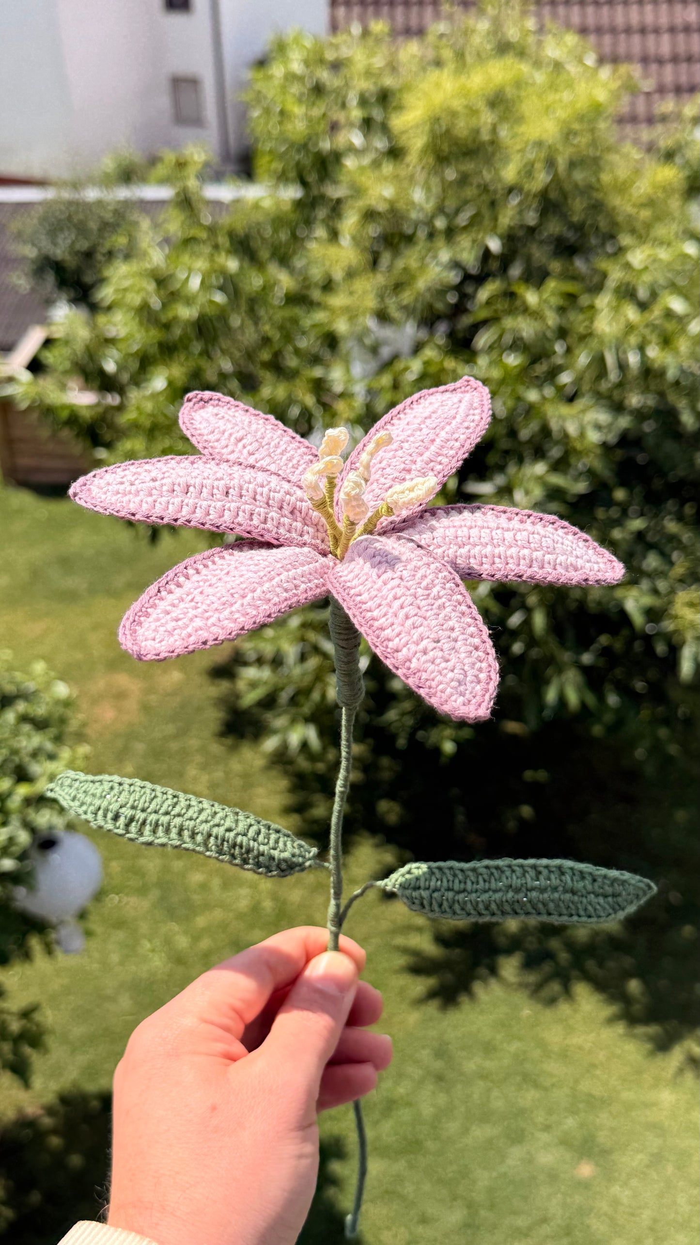 Handgehäkelte rosa Lilie, handgefertigte Kunstblume von Mama Edeltrud, nachhaltige Blumendekoration für die Vase.