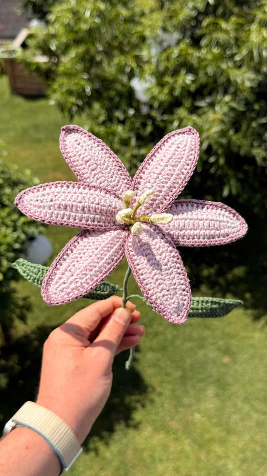 Handgehäkelte rosa Lilie, handgefertigte Kunstblume von Mama Edeltrud, nachhaltige Blumendekoration für die Vase.