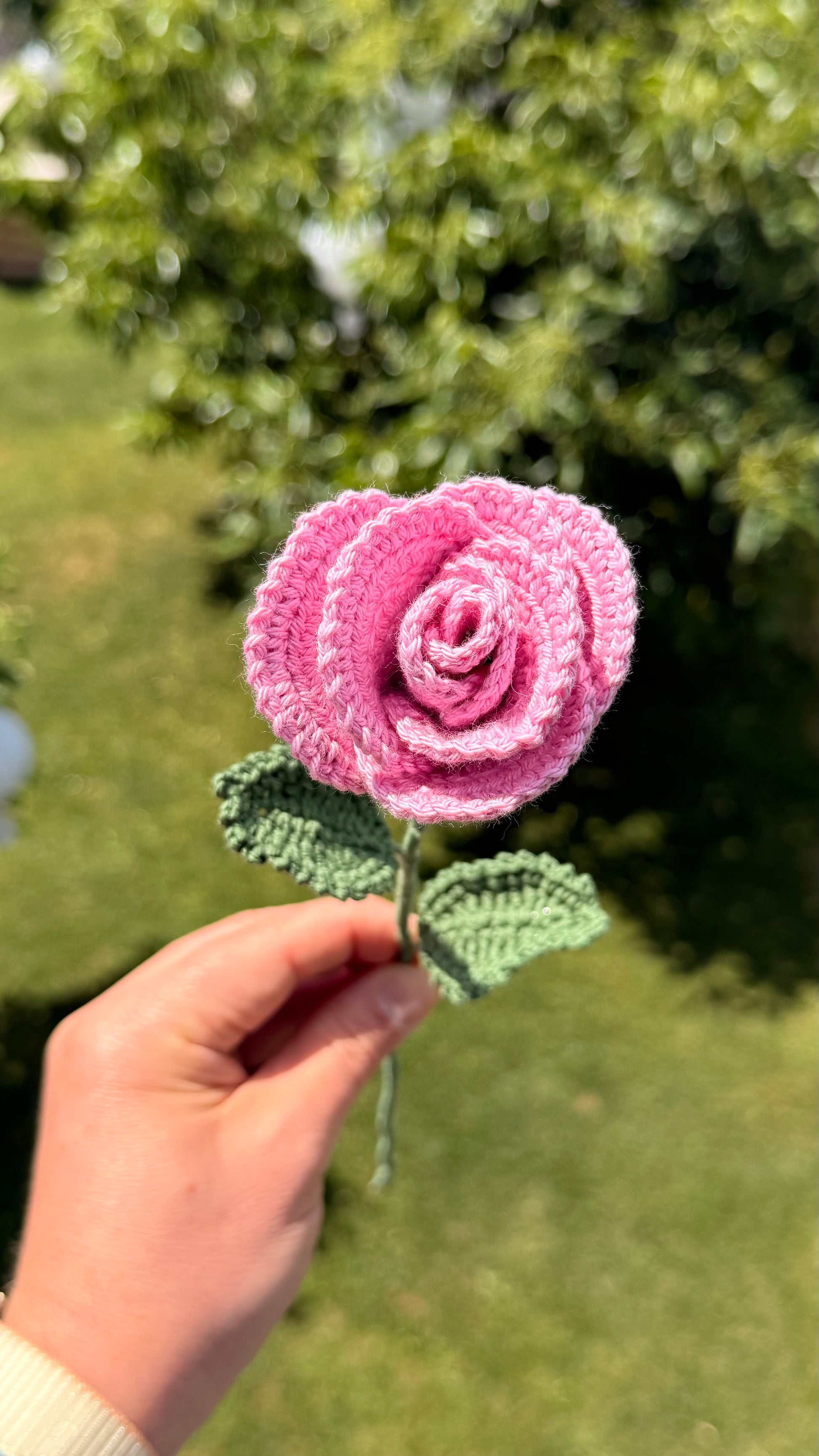 Detailaufnahme einer handgehäkelten Rose, hochwertige Häkelkunst als nachhaltiges Geschenk, handgemacht im Krämerladen-Stil.