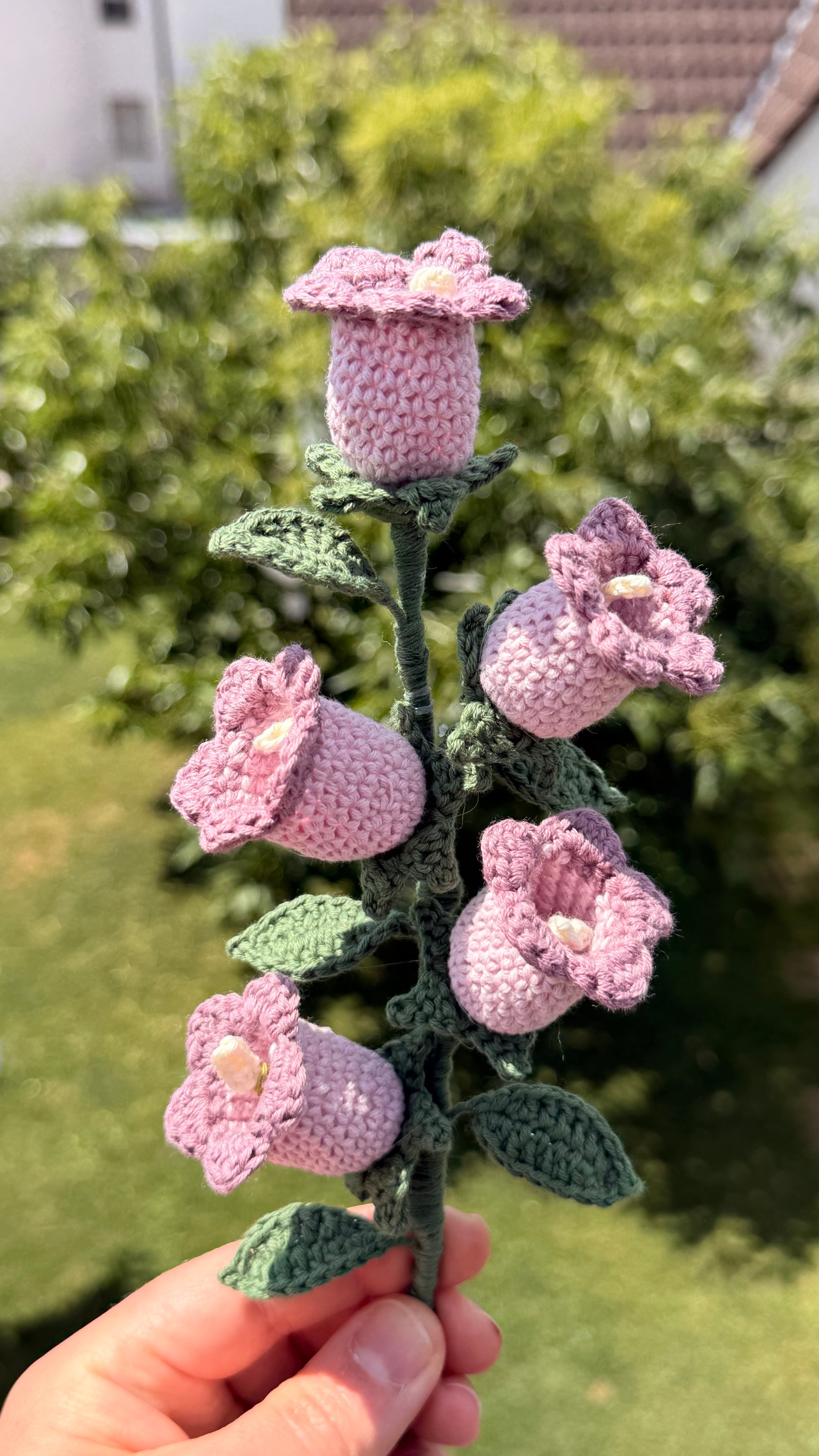 Handgehäkelte Glockenblume mit fünf Blüten, handgefertigtes botanisches Unikat von Edeltrud, langlebige Dekoration aus Baumwolle.