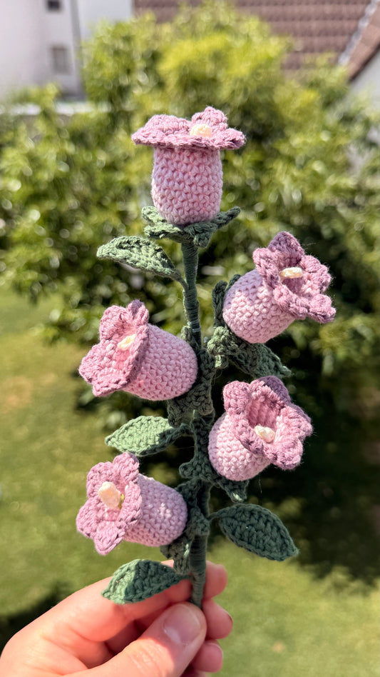 Handgehäkelte Glockenblume mit fünf Blüten, handgefertigtes botanisches Unikat von Edeltrud, langlebige Dekoration aus Baumwolle.