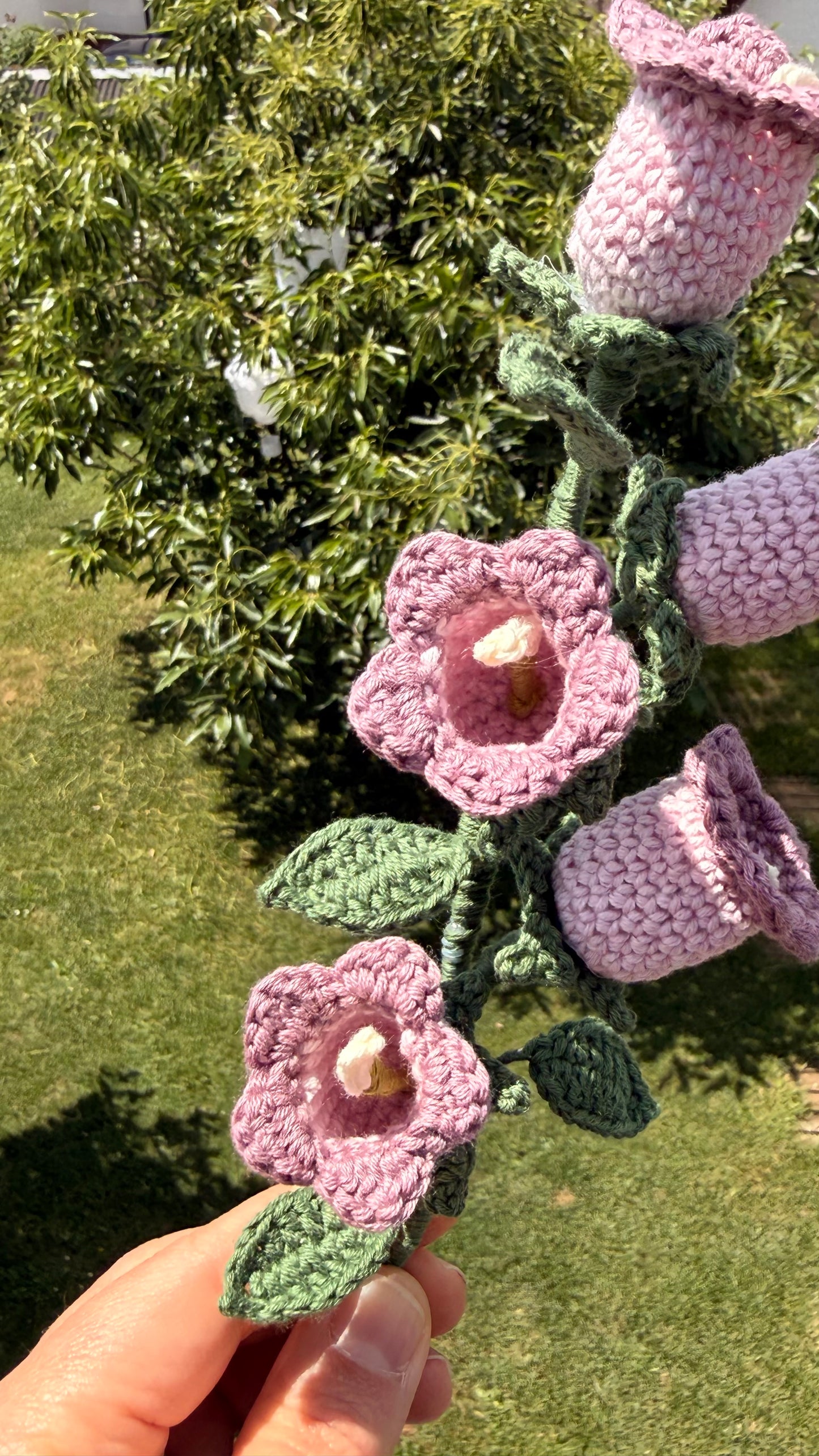 Detailansicht einer handgehäkelten Glockenblume, kunstvolles Unikat für Blumenliebhaber, nachhaltige Deko-Alternative.