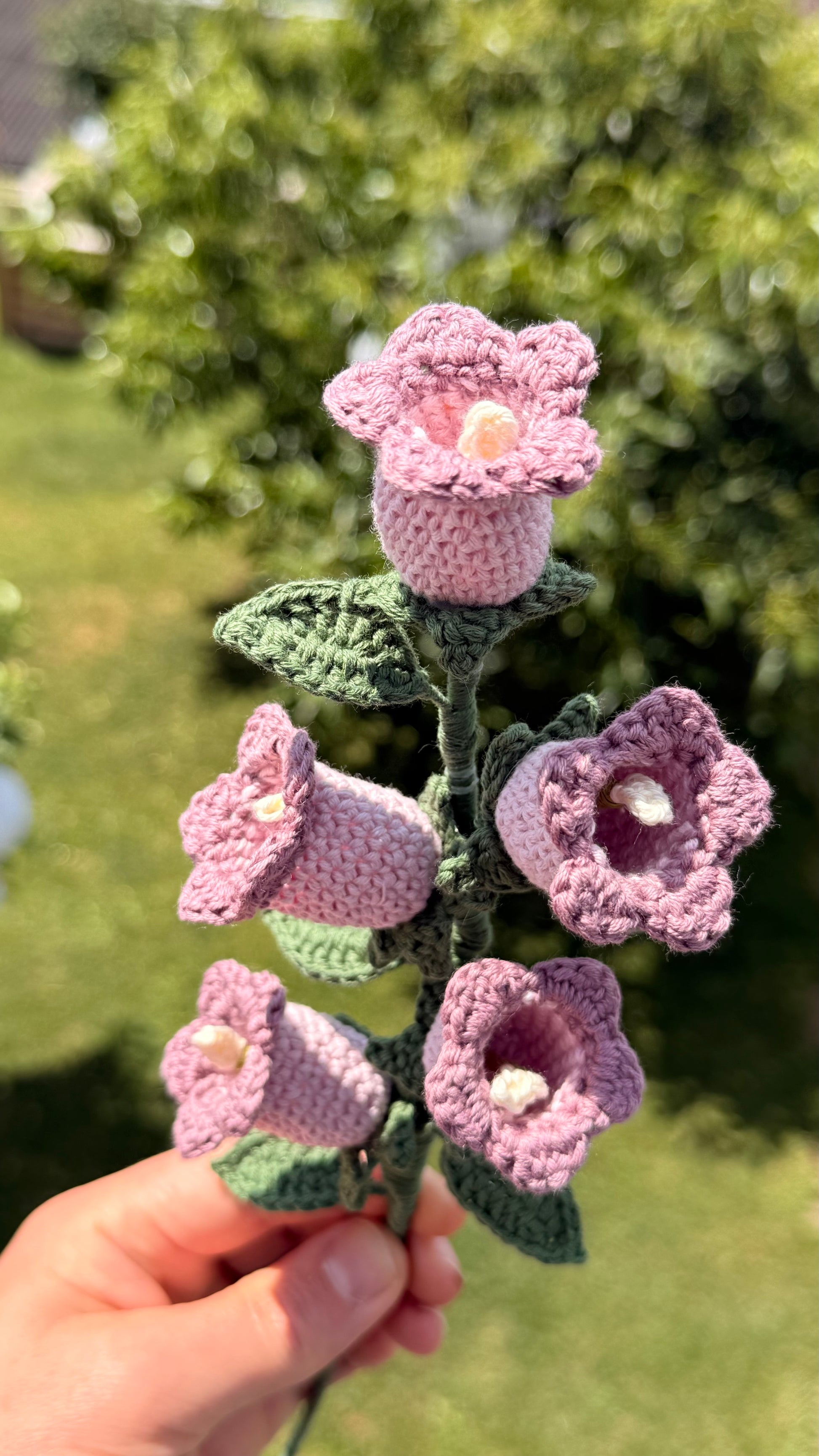 Filigran gehäkelte Glockenblume als nachhaltiges Geschenk, handgemachte Blumendekoration im Krämerladen-Stil