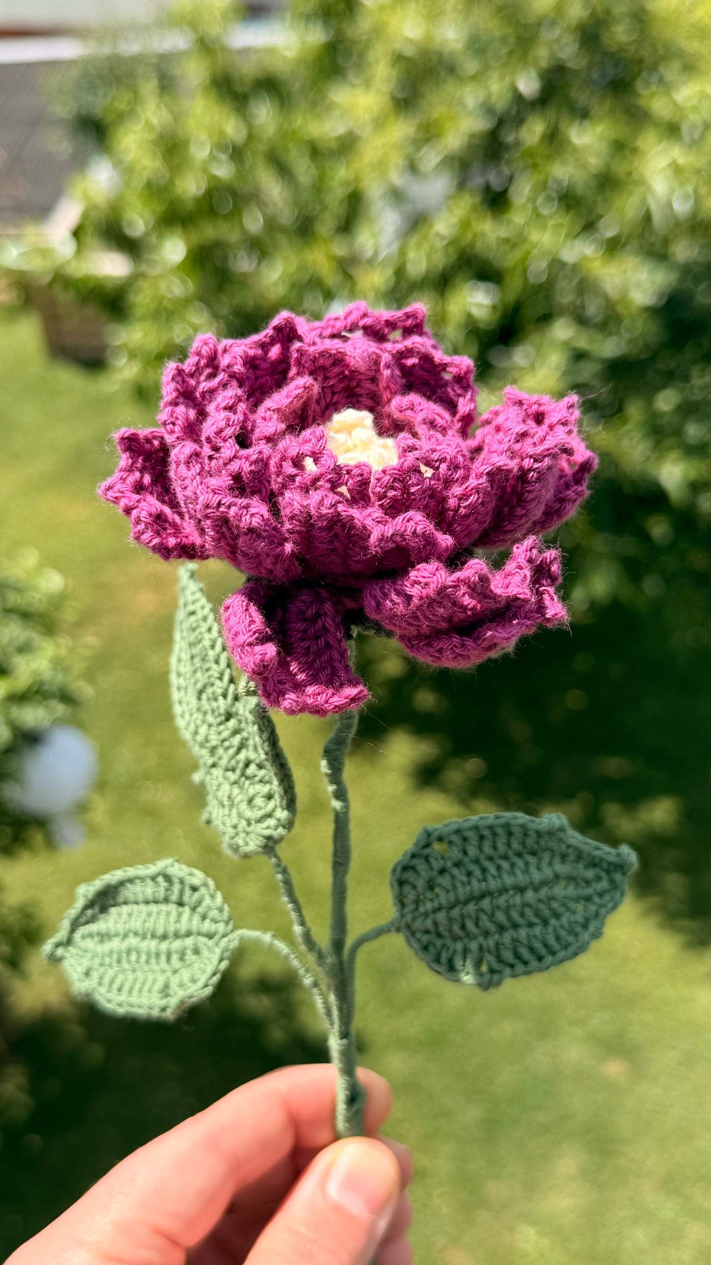 Handgehäkelte Pfingstrose in beerenfarben mit grünen Blättern, hochwertiges handgefertigtes Blumen-Unikat von Edeltrud, langlebige Blumendekoration.