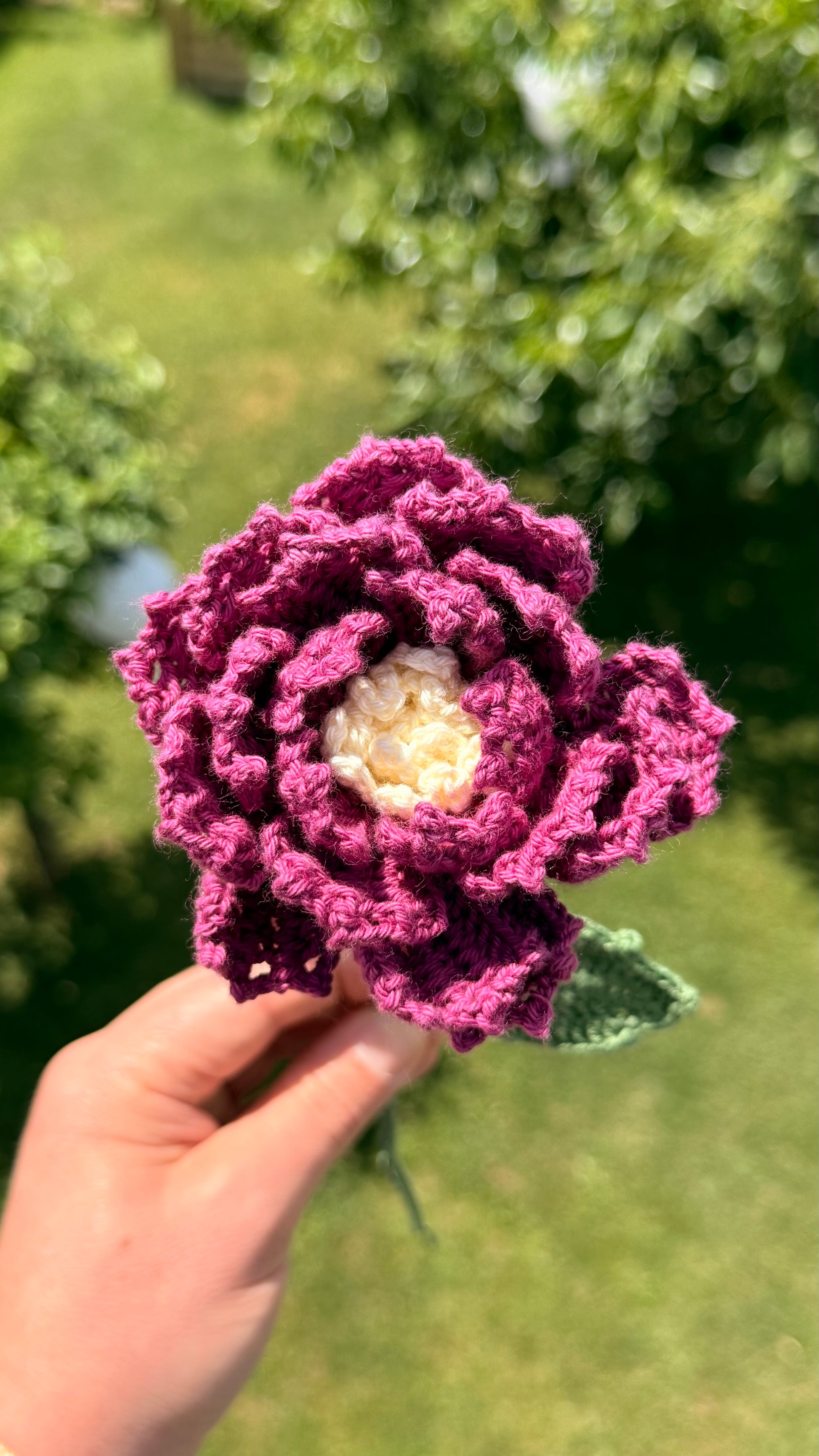 Handgehäkelte Pfingstrose in beerenfarben mit grünen Blättern, hochwertiges handgefertigtes Blumen-Unikat von Edeltrud, langlebige Blumendekoration.