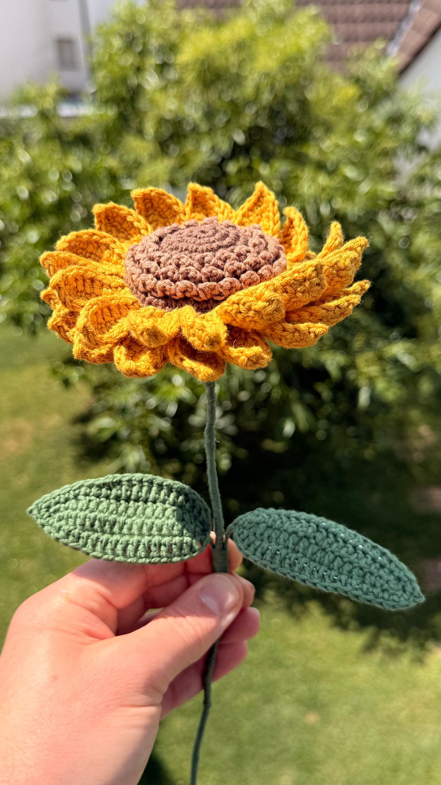 Handgehäkelte Sonnenblume mit leuchtend gelben Blütenblättern, handgefertigtes botanisches Unikat von Edeltrud, langlebige Dekoration aus Baumwolle.