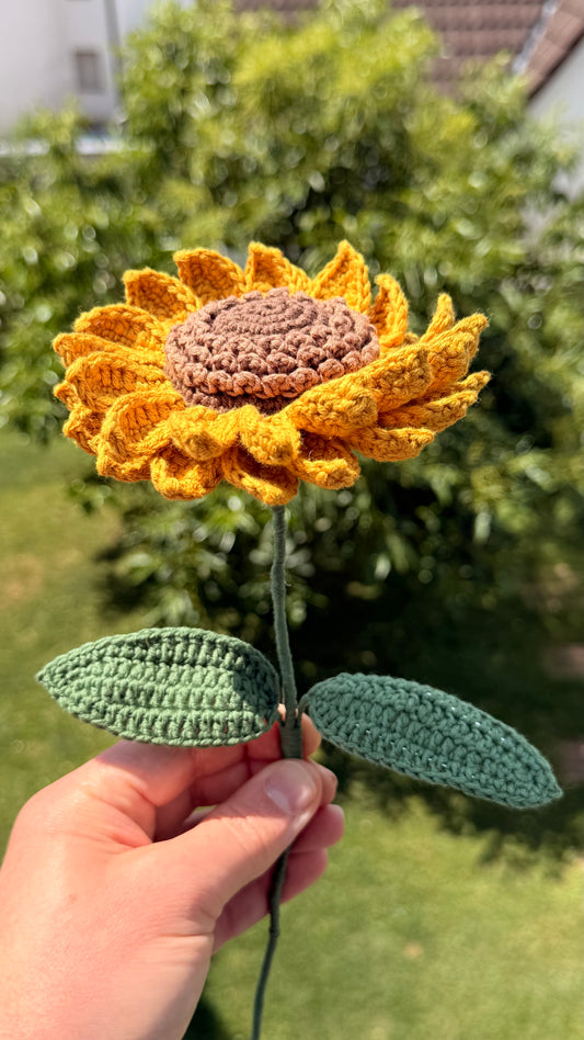 Handgehäkelte Sonnenblume mit leuchtend gelben Blütenblättern, handgefertigtes botanisches Unikat von Edeltrud, langlebige Dekoration aus Baumwolle.