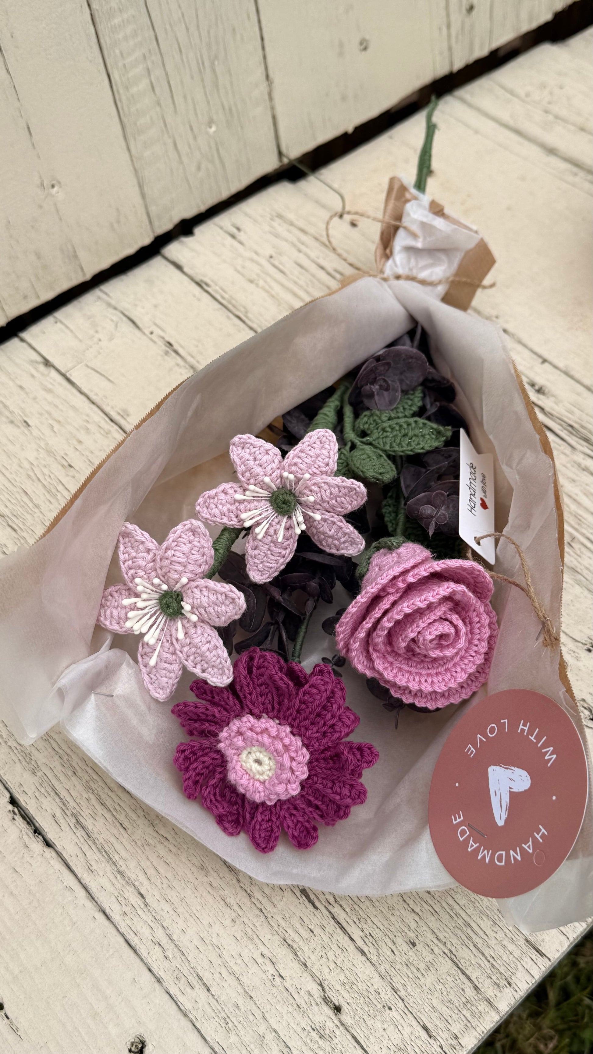 Handgehäkelter Blumenstrauß in Kraftpapier, Geschenkidee aus dem Krämerladen“.