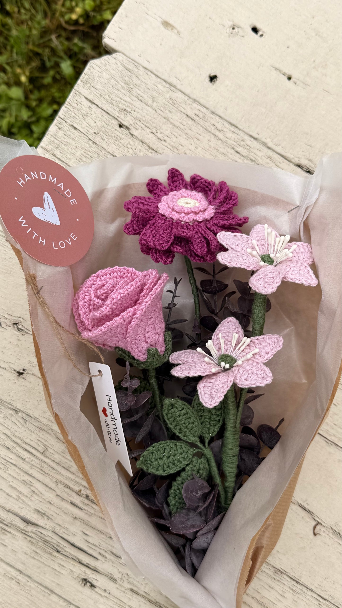Handgehäkelter Blumenstrauß in Kraftpapier, Geschenkidee aus dem Krämerladen“.