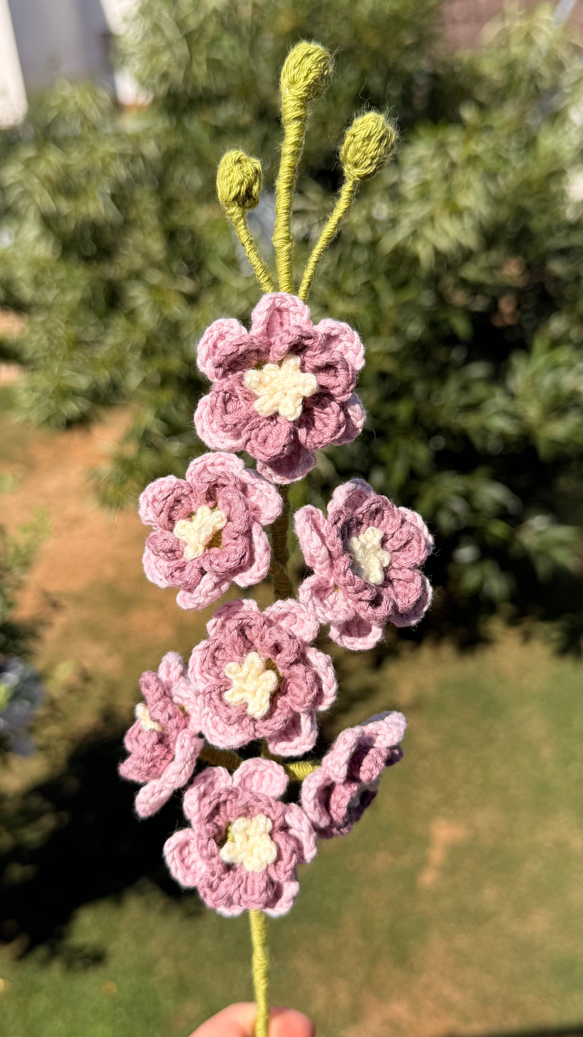 Handgehäkelter Rittersporn aus der Mama Edeltrud Kollektion, filigrane Deko-Blume in rosa,Mauve und Creme , nachhaltige Blumendekoration aus Handarbeit.