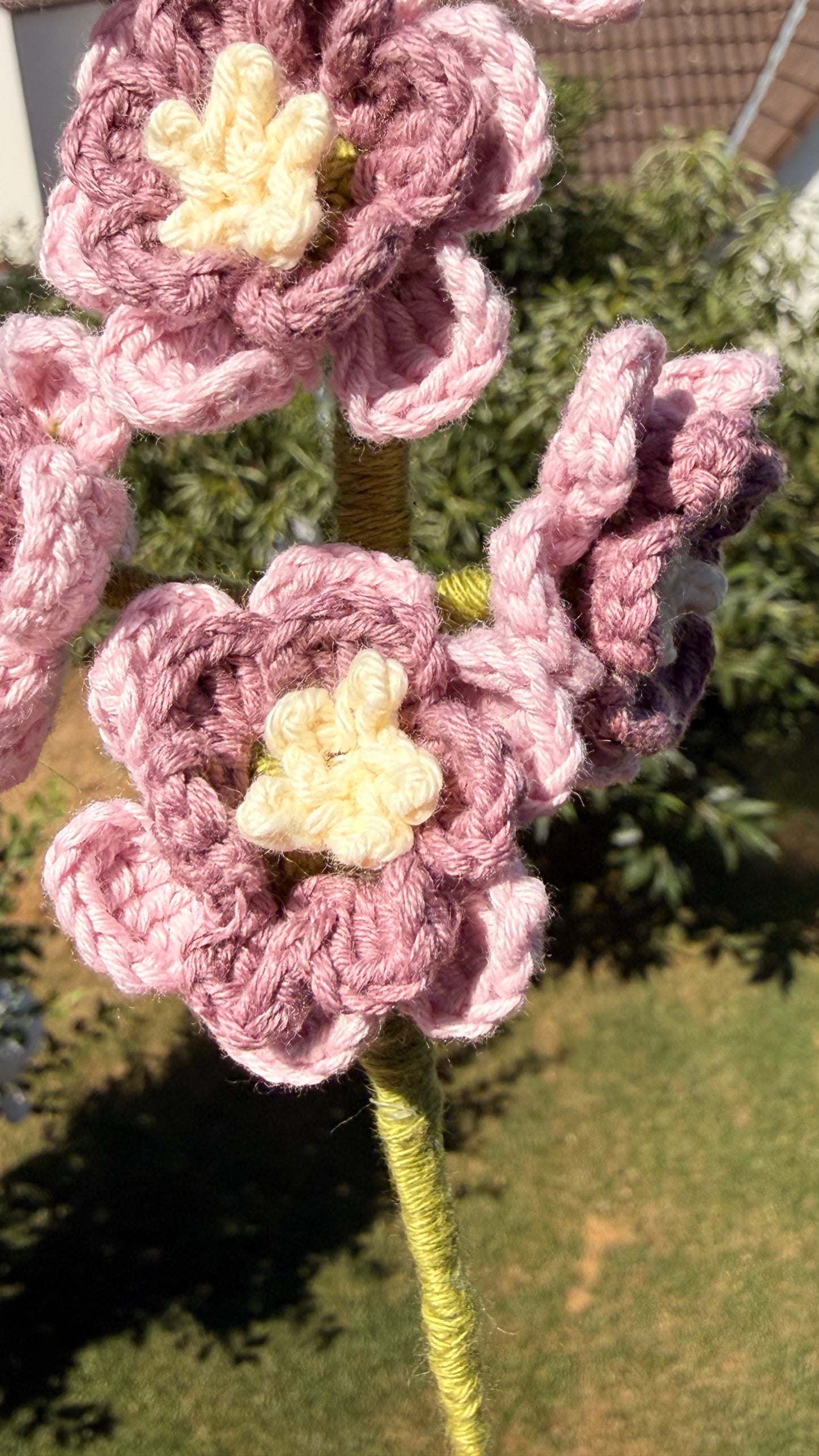Handgehäkelter Rittersporn aus der Mama Edeltrud Kollektion, filigrane Deko-Blume in rosa,Mauve und Creme , nachhaltige Blumendekoration aus Handarbeit.