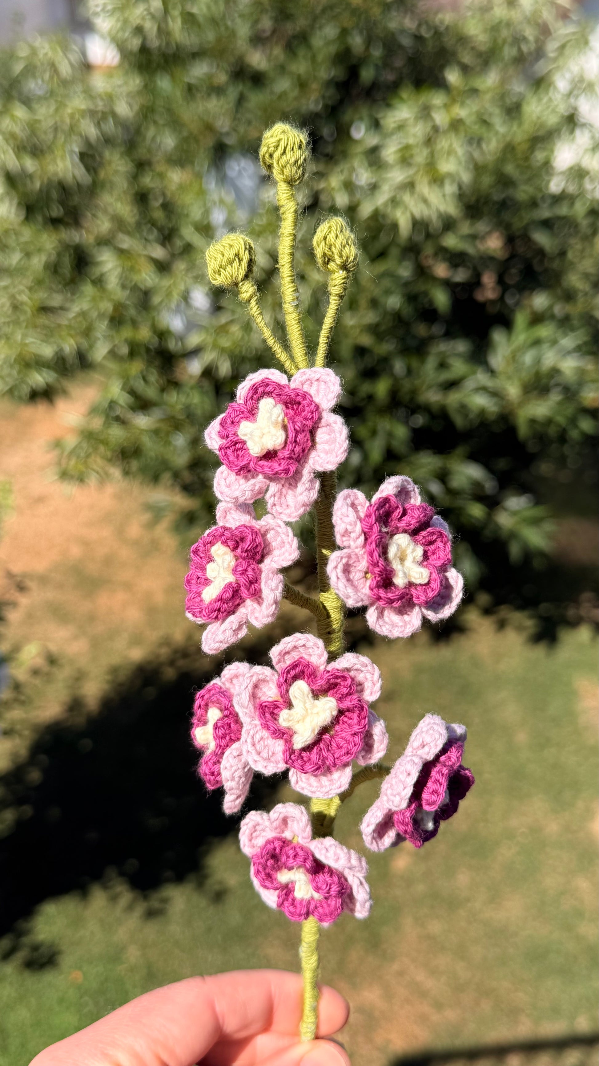Entdecke unseren handgehäkelten Rittersporn aus der Mama Edeltrud Kollektion – die elegante, nachhaltige Deko-Blume für ein stilvolles Zuhause. Jetzt online ansehen!