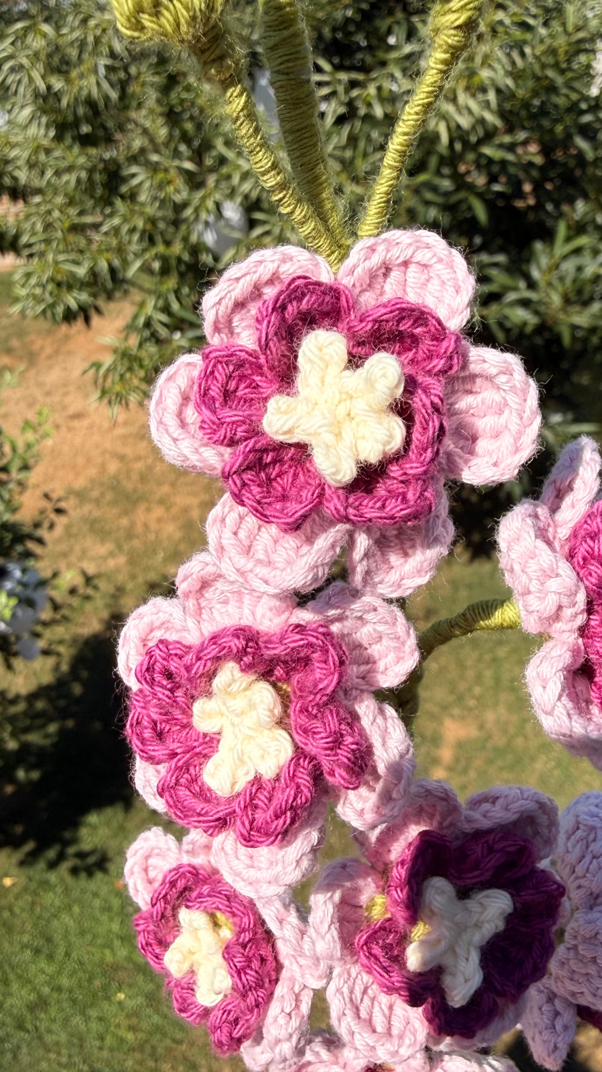 Entdecke unseren handgehäkelten Rittersporn aus der Mama Edeltrud Kollektion – die elegante, nachhaltige Deko-Blume für ein stilvolles Zuhause. Jetzt online ansehen!