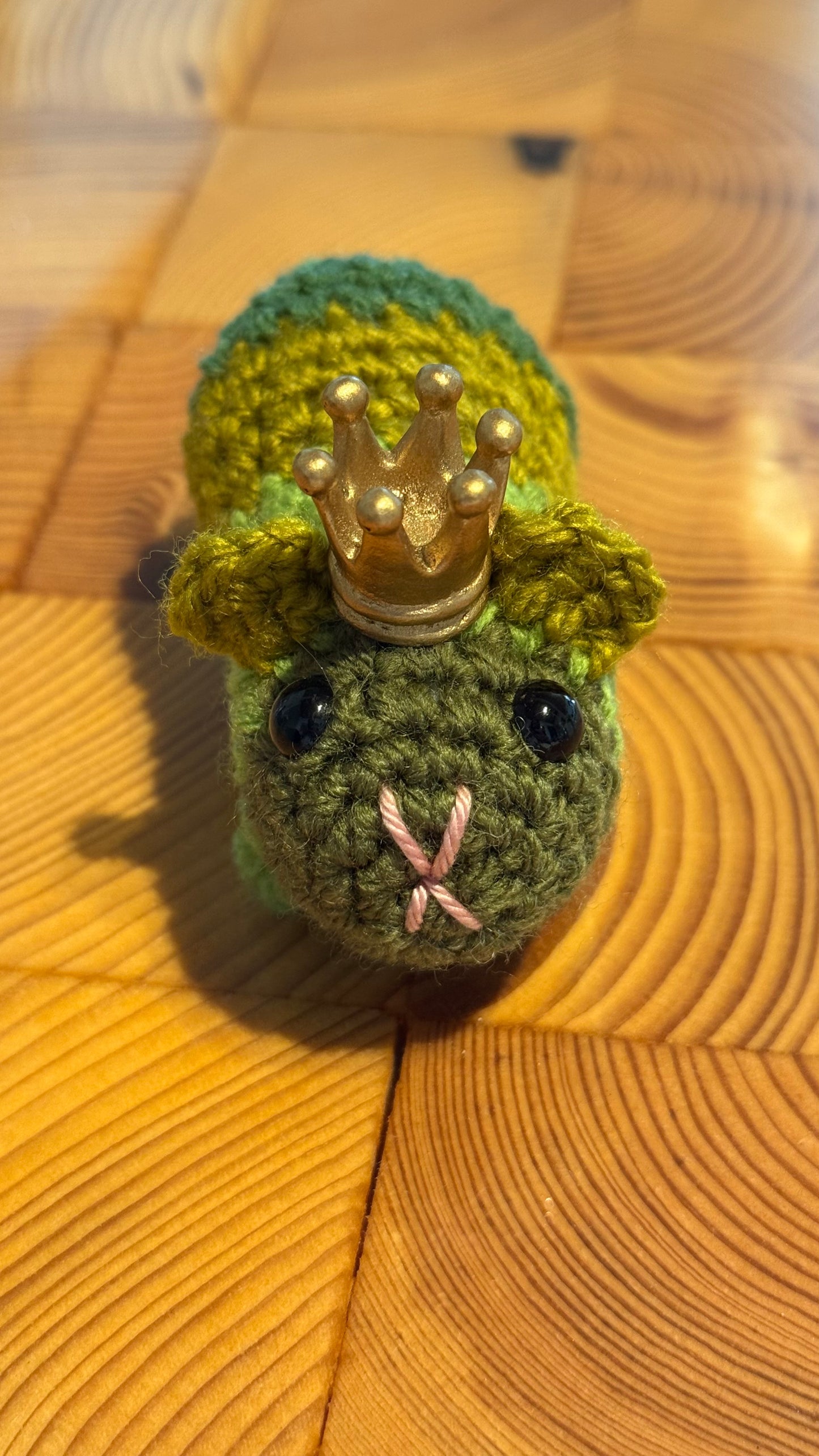 Gehäkeltes Meerschweinchen grün mit Krönchen | Amigurumi Handarbeit 