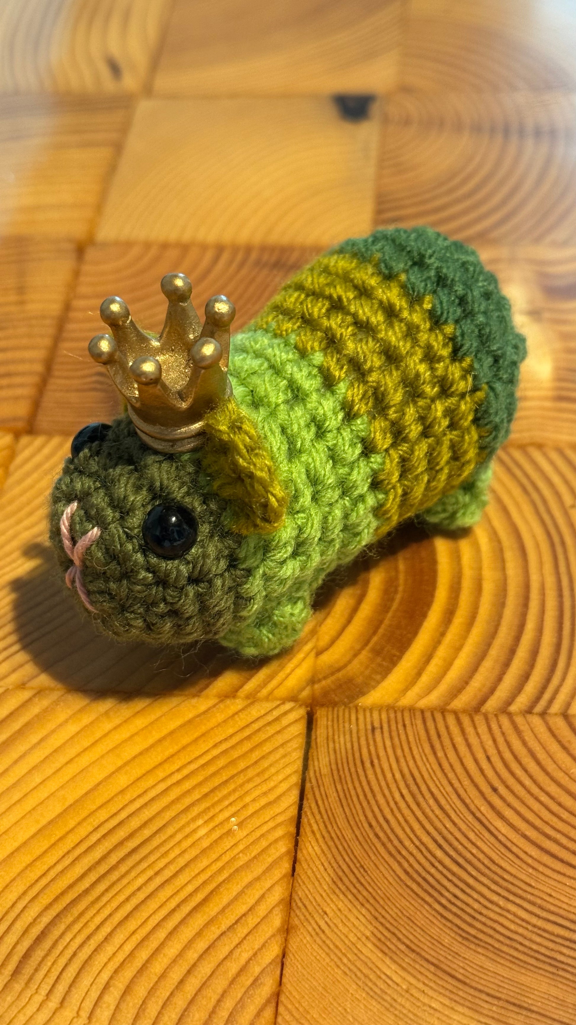 Gehäkeltes Meerschweinchen grün mit Krönchen | Amigurumi Handarbeit 