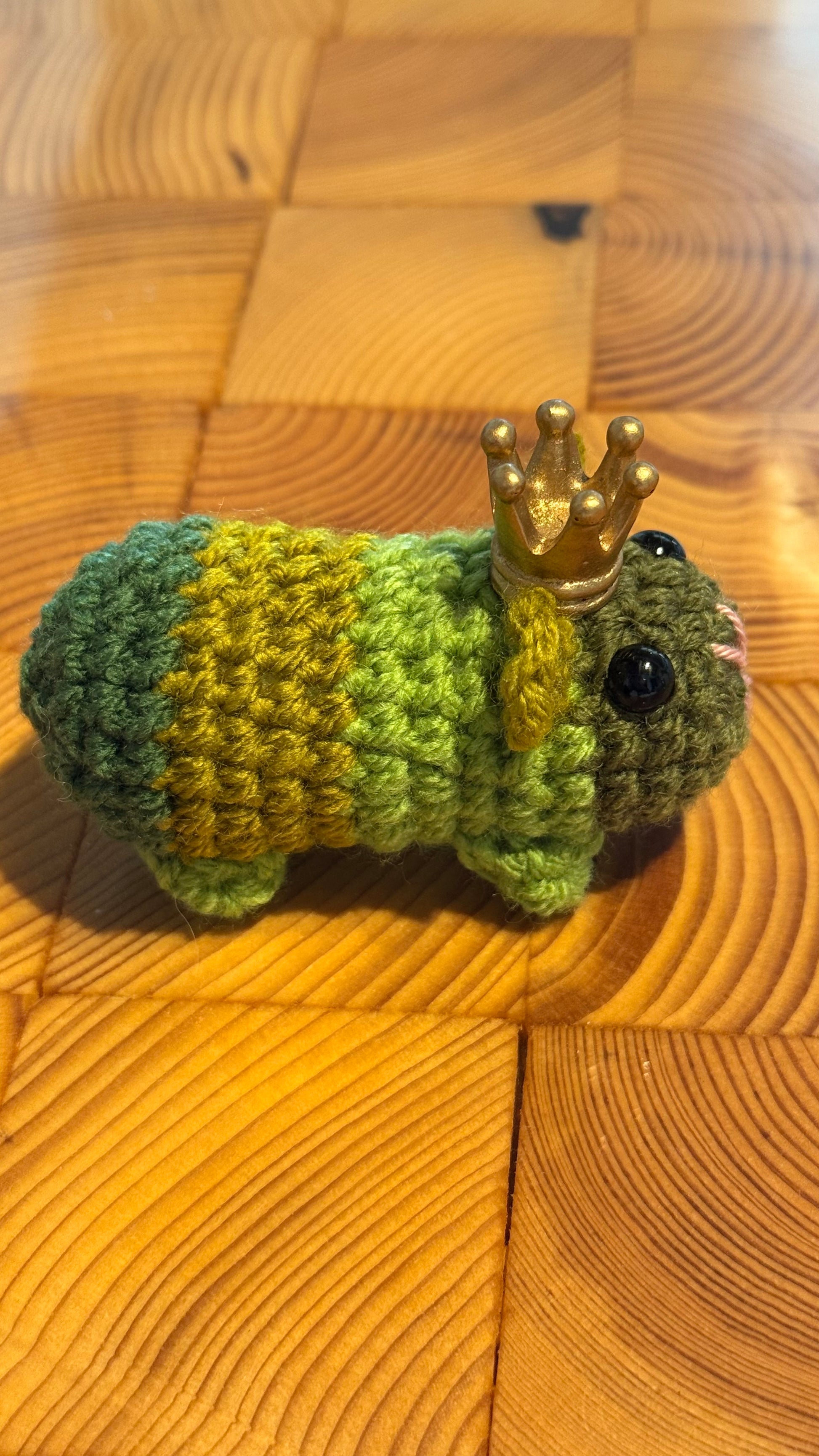 Gehäkeltes Meerschweinchen grün mit Krönchen | Amigurumi Handarbeit 