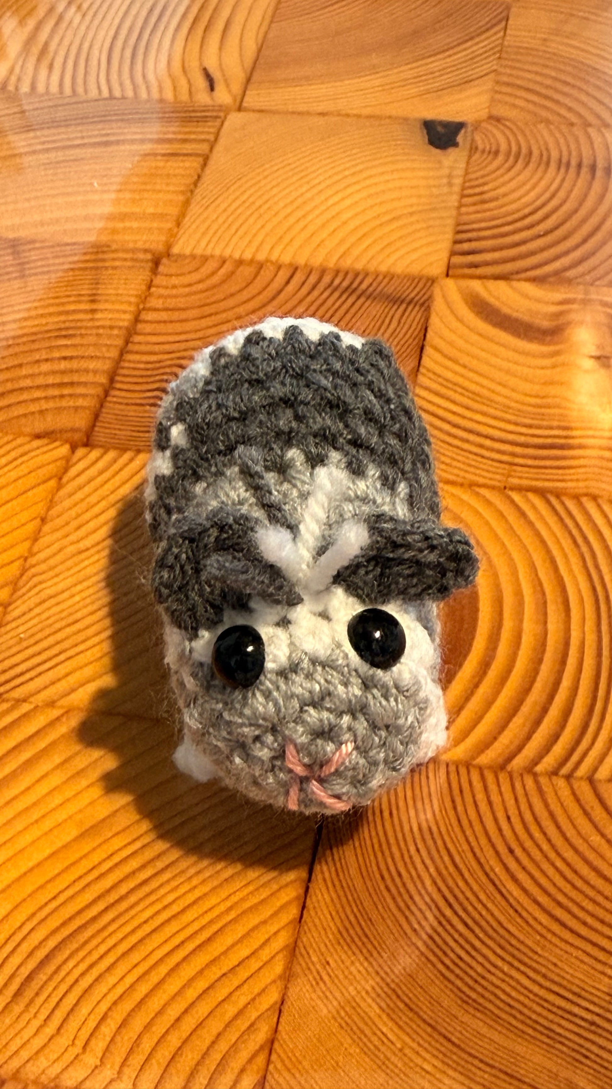 Gehäkeltes Meerschweinchen im Amigurumi-Stil von Hand gefertigt Schwarz-grau-weiß 