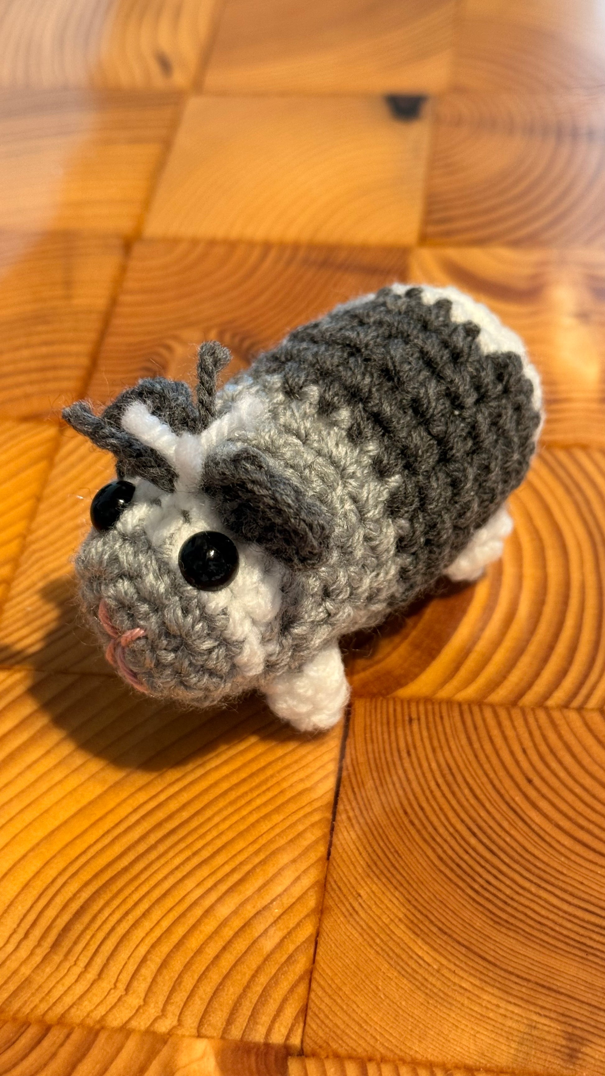 Gehäkeltes Meerschweinchen im Amigurumi-Stil von Hand gefertigt Schwarz-grau-weiß 