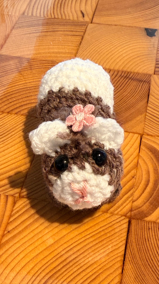 Gehäkeltes Meerschweinchen weiß-braun mit Blümchen | Amigurumi Handarbeit 