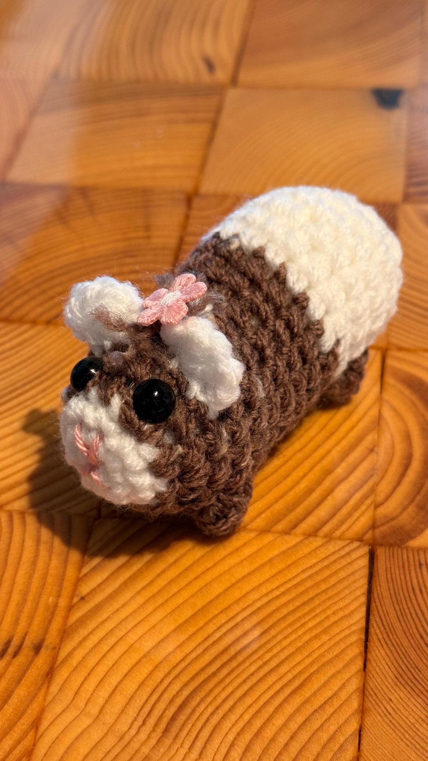 Gehäkeltes Meerschweinchen weiß-braun mit Blümchen | Amigurumi Handarbeit 