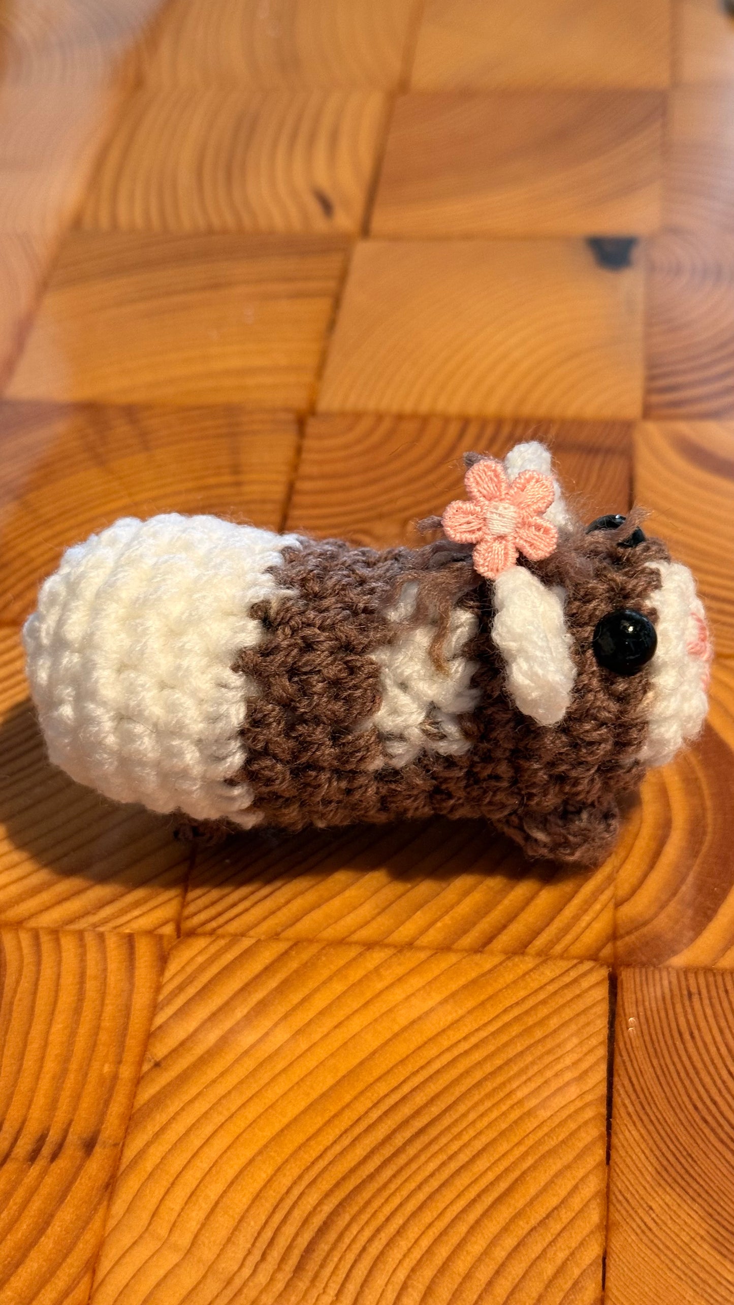 Gehäkeltes Meerschweinchen weiß-braun mit Blümchen | Amigurumi Handarbeit 