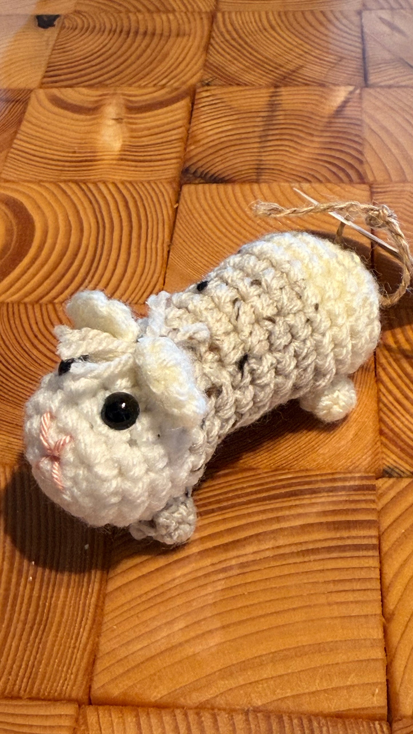 Gehäkeltes Meerschweinchen im Amigurumi-Stil beige-weiß von Hand gefertigt