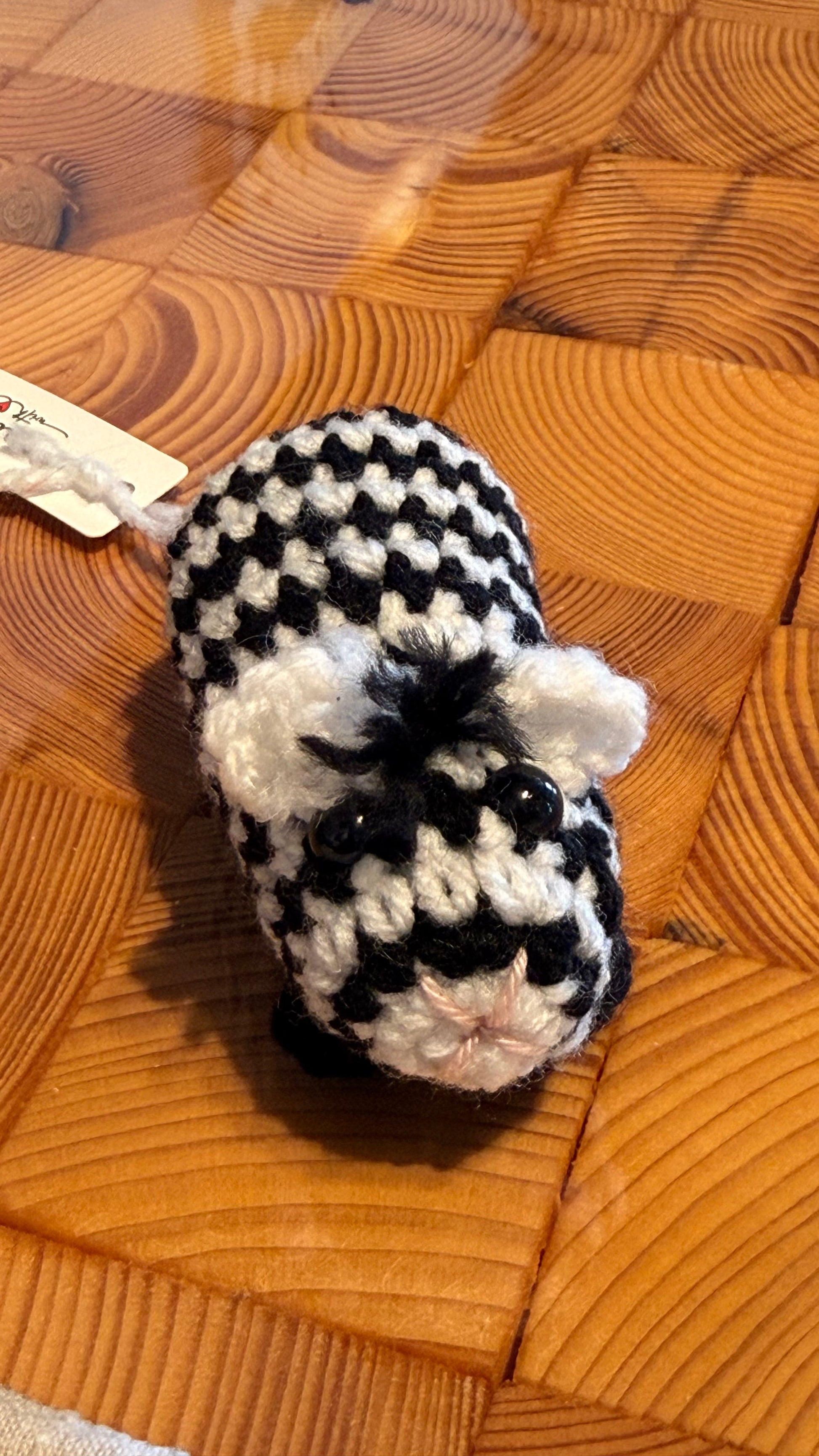 Gehäkeltes Meerschweinchen in schwarz-weiß aus Handarbeit, Amigurumi-Stil 