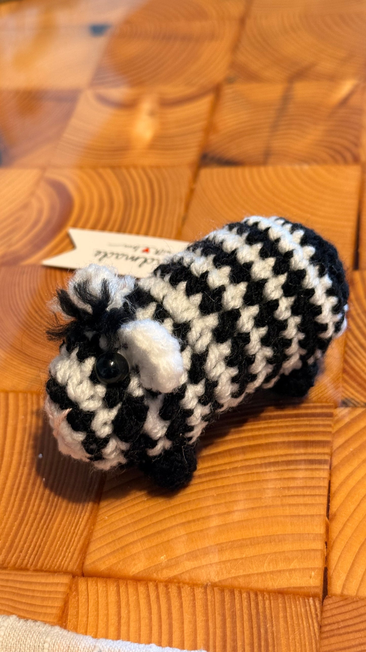 Gehäkeltes Meerschweinchen in schwarz-weiß aus Handarbeit, Amigurumi-Stil 