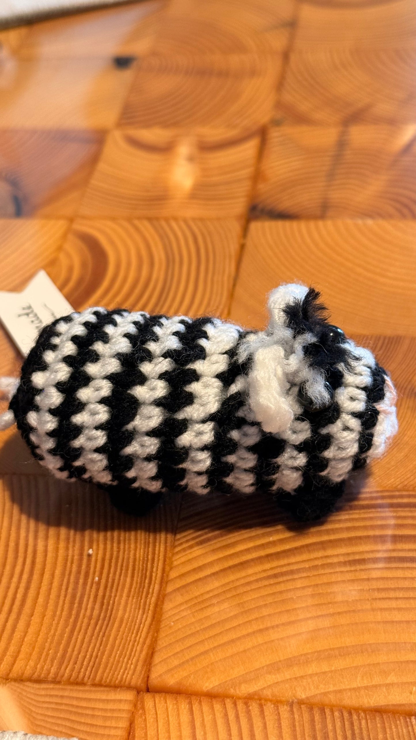 Gehäkeltes Meerschweinchen in schwarz-weiß aus Handarbeit, Amigurumi-Stil 