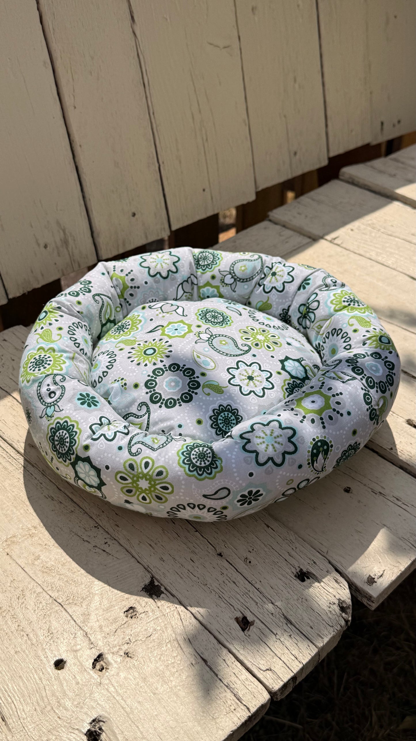 Handgefertigter Kuscheldonut für Meerschweinchen und Kleintiere, weiches Kuschelbett mit grün-grauem Paisley-Mandala-Muster, gemütlicher Schlafplatz aus Dein Krämerladen