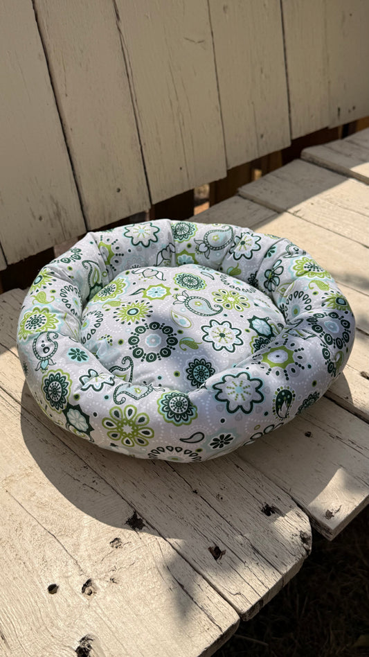 Handgefertigter Kuscheldonut für Meerschweinchen und Kleintiere, weiches Kuschelbett mit grün-grauem Paisley-Mandala-Muster, gemütlicher Schlafplatz aus Dein Krämerladen