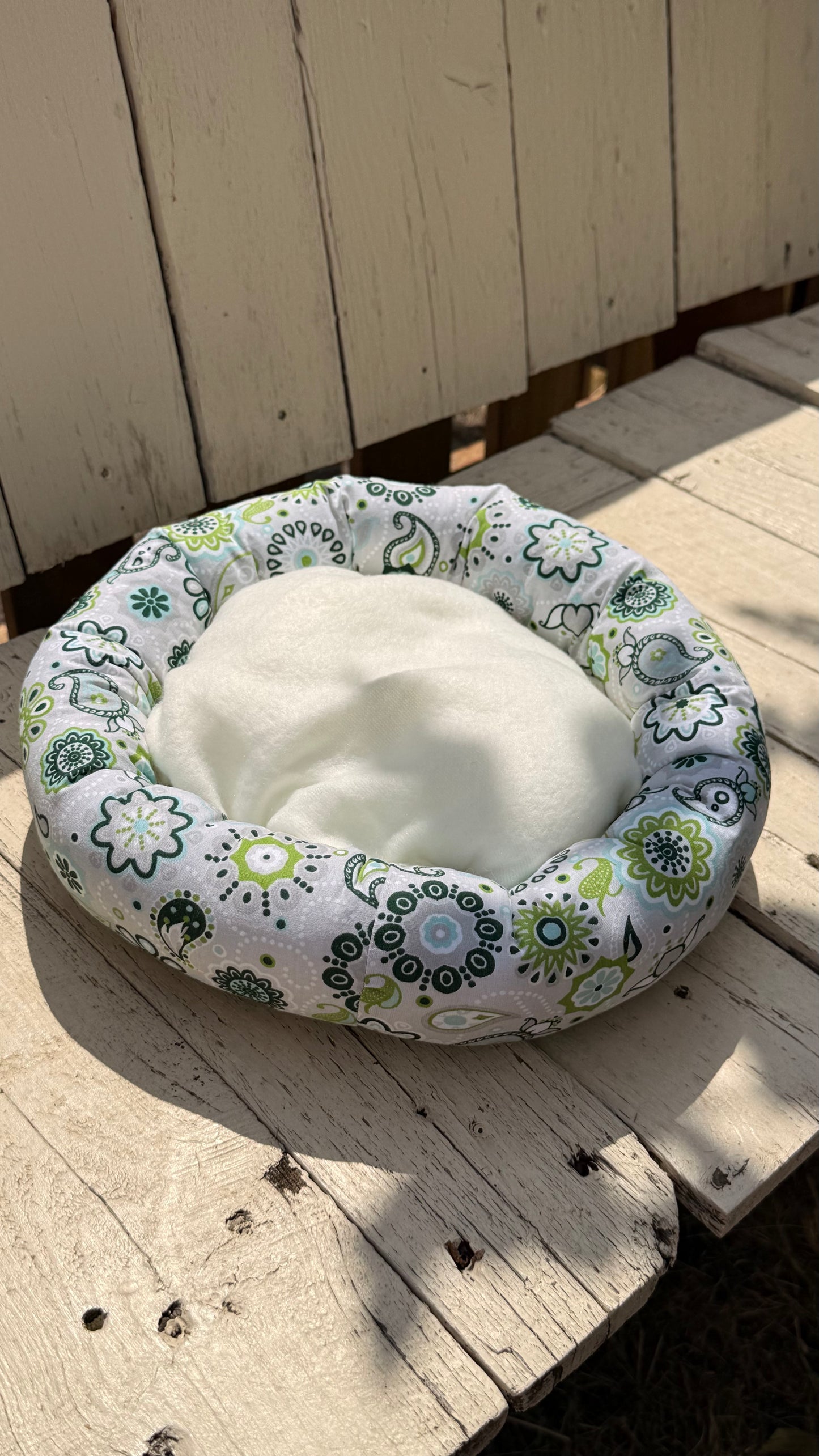 Handgefertigter Kuscheldonut für Meerschweinchen und Kleintiere, weiches Kuschelbett mit grün-grauem Paisley-Mandala-Muster, gemütlicher Schlafplatz aus Dein Krämerladen