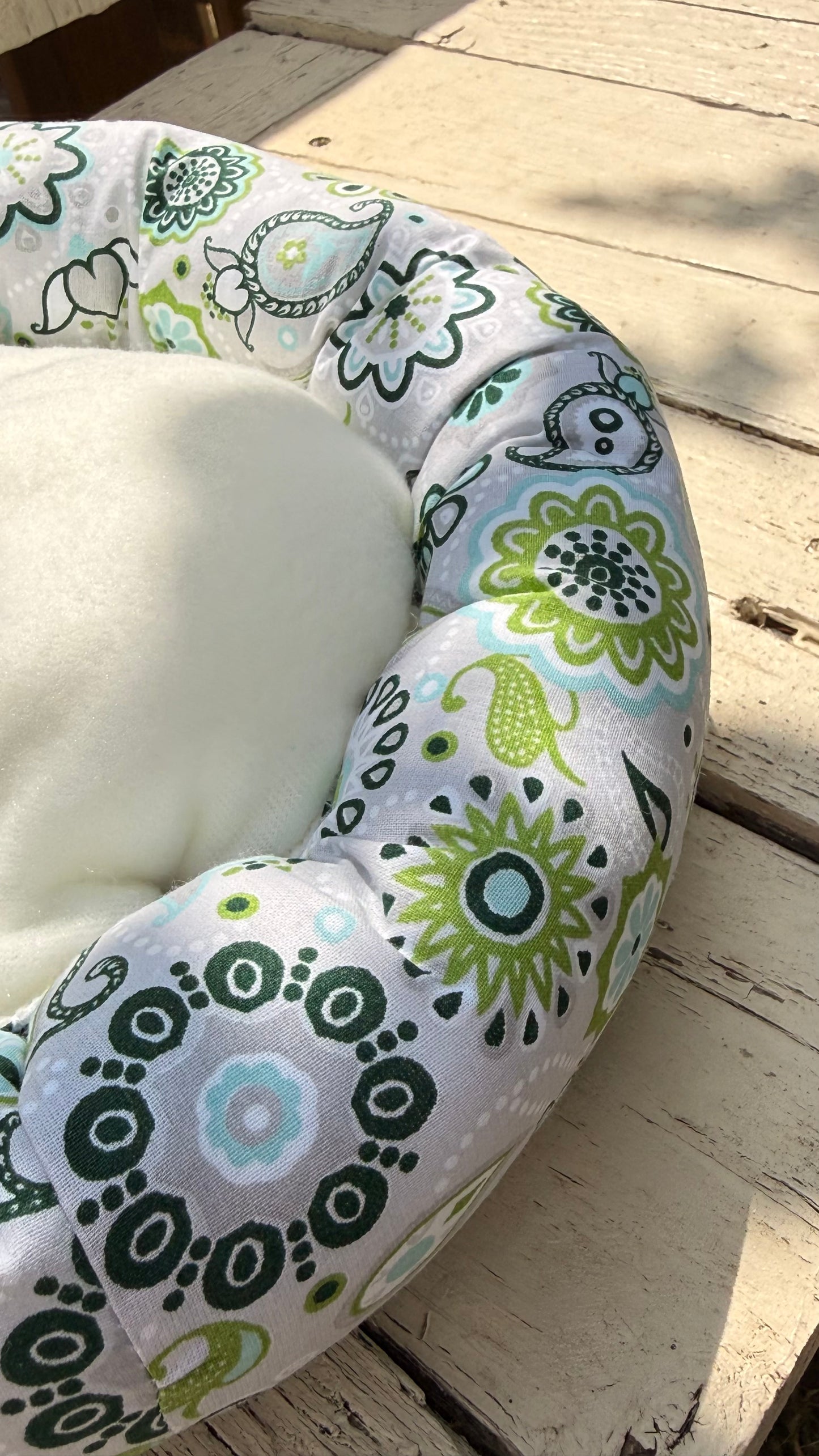 Handgefertigter Kuscheldonut für Meerschweinchen und Kleintiere, weiches Kuschelbett mit grün-grauem Paisley-Mandala-Muster, gemütlicher Schlafplatz aus Dein Krämerladen