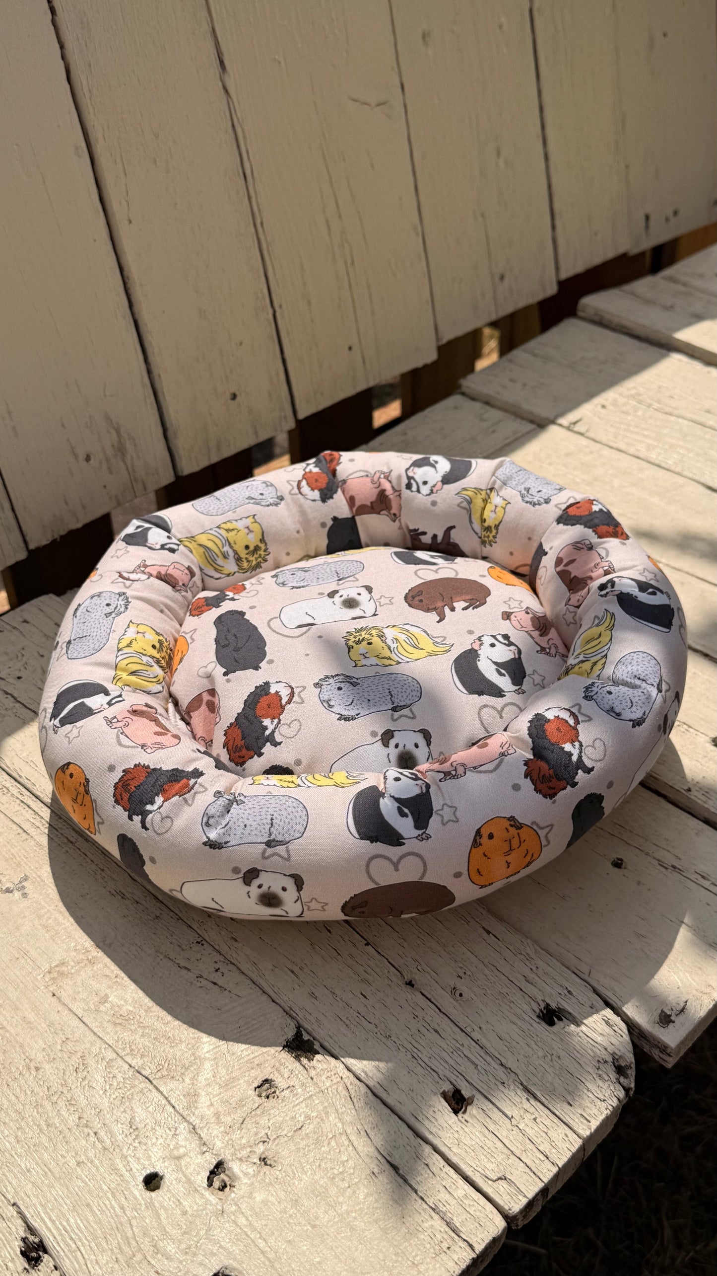 Handgefertigter Kuscheldonut für Meerschweinchen mit Meerschweine Motiv, weiches Kuschelbett für Kleintiere, gemütlicher Schlafplatz aus Dein Krämerladen.